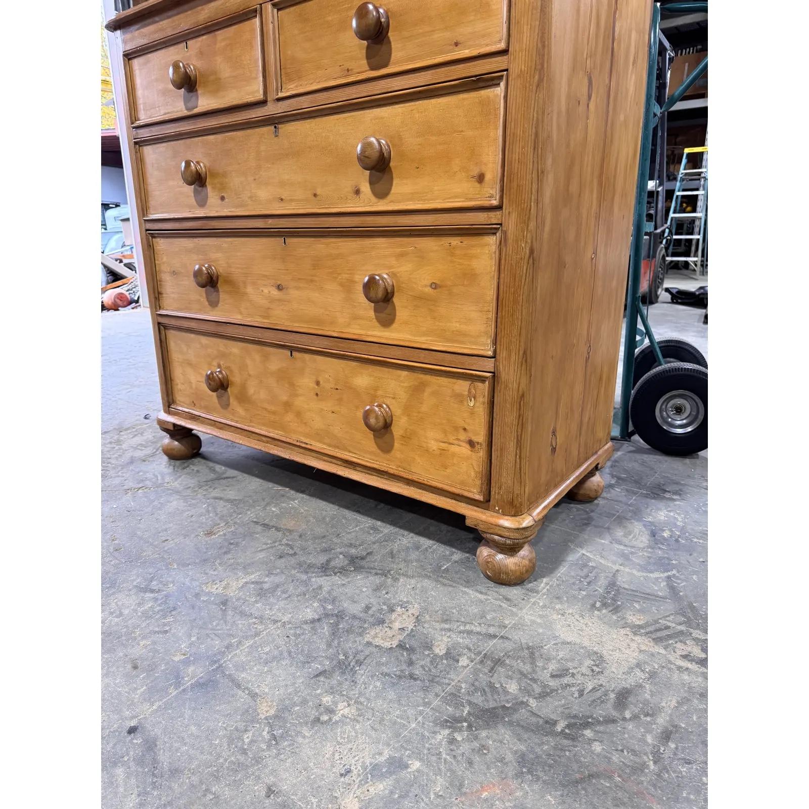 Questa è una bella cassapanca antica in pino! Questo pezzo risale al XIX secolo e presenta una bella patina. Il legno ha una luce calda, accentuata perfettamente dai pomelli in tinta scura. Si tratta di un design due su tre con un'atmosfera semplice