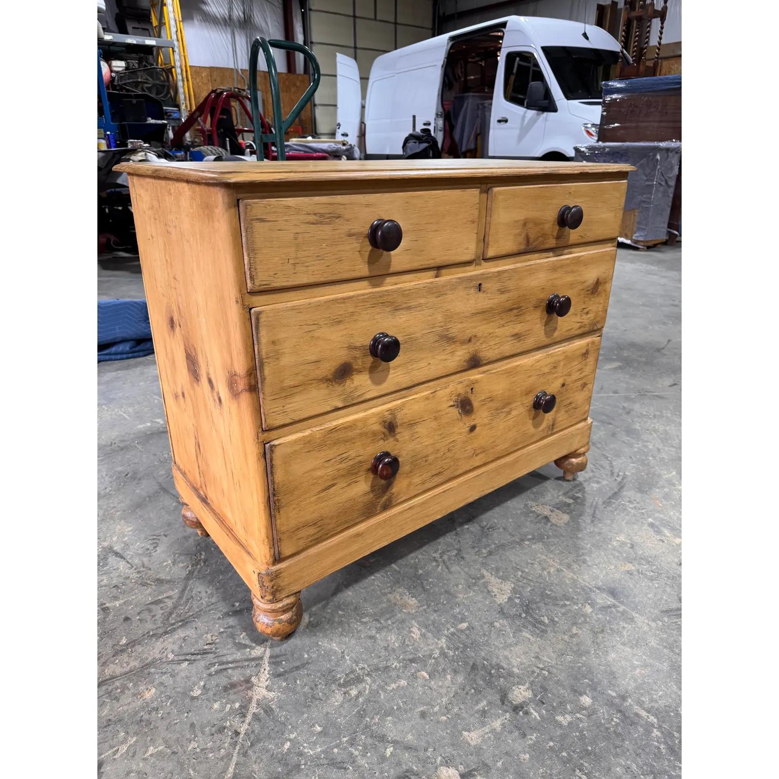 Questa è una bella cassapanca antica in pino! Questo pezzo risale al XIX secolo e presenta una bella patina. Il legno ha una luce calda, accentuata perfettamente dai pomelli in tinta scura. Si tratta di un design due su due dall'aspetto semplice e