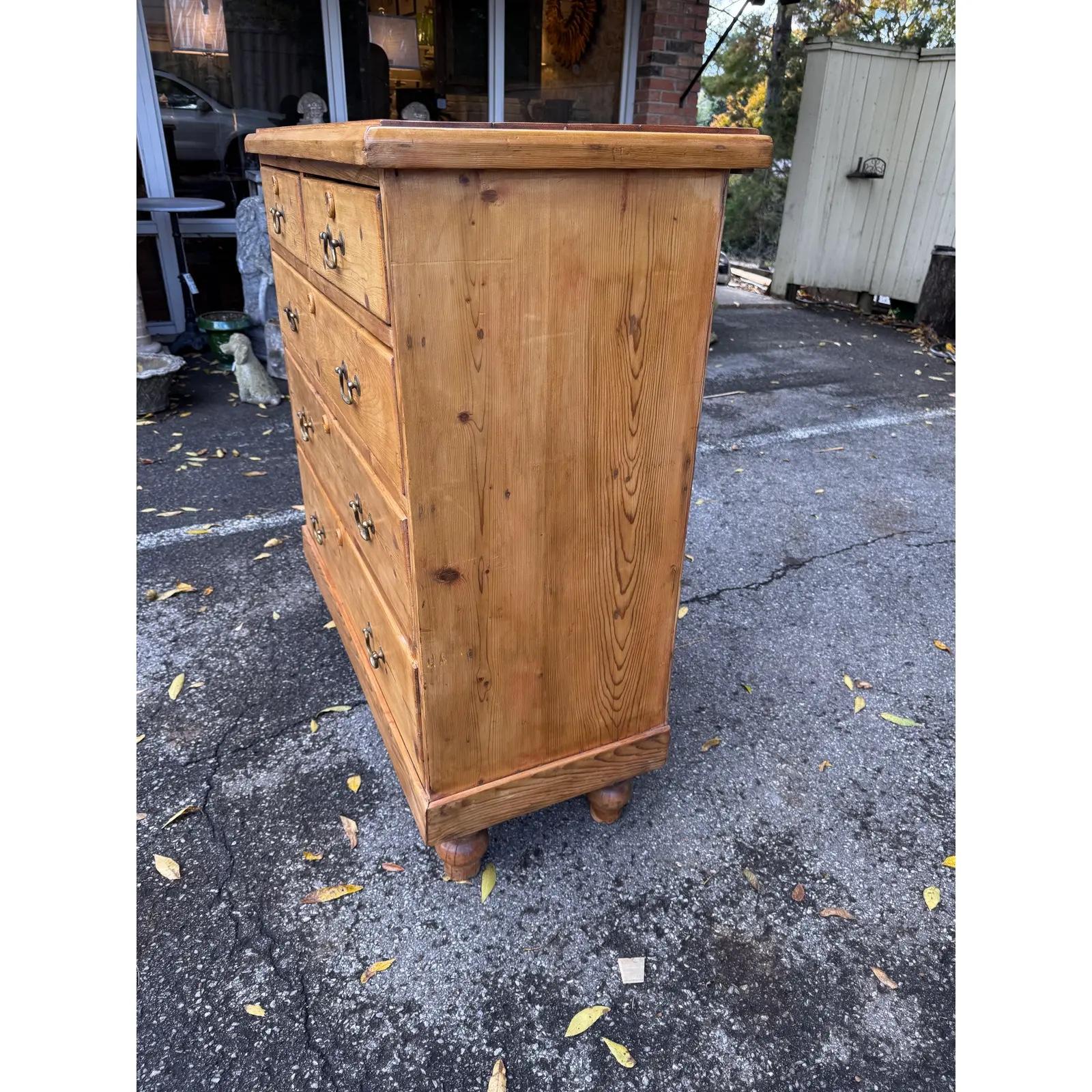 Questa è una bella cassapanca inglese in pino 2 su 3! Questo pezzo risale al XIX secolo e presenta una bella patina. Il legno ha una luce calda, accentuata perfettamente dalle maniglie in ottone classico. Si tratta di un design due su tre con