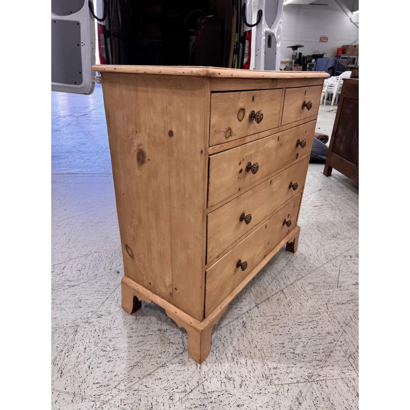 Questo pezzo risale al XIX secolo e presenta una bella patina. Il legno ha una luce calda, accentuata perfettamente dai tiranti in ottone. Si tratta di un design due su tre con un'atmosfera semplice e informale. Questa cassapanca sarebbe un'ottima