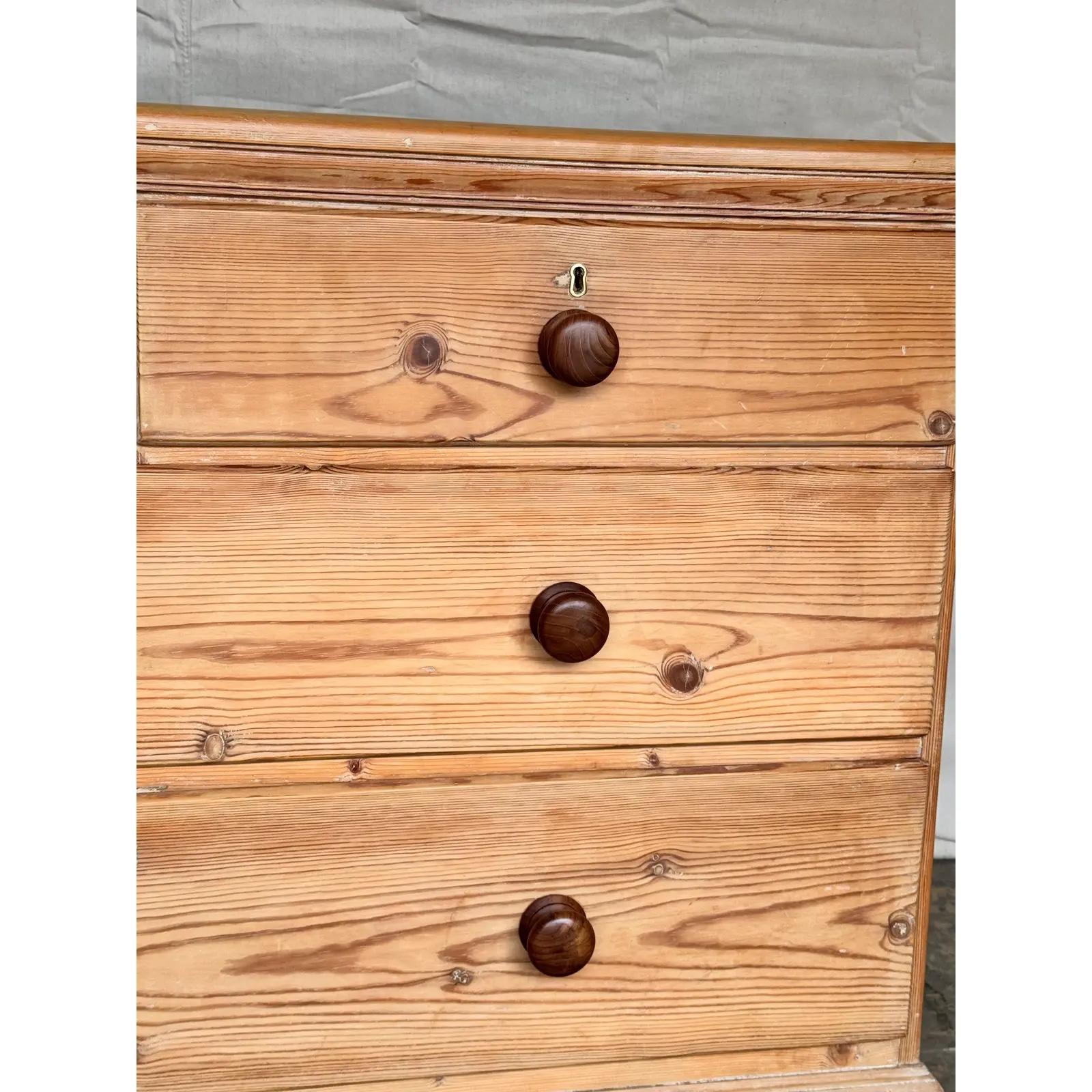 19th Century English Pine Chest of Drawers In Good Condition For Sale In Nashville, TN