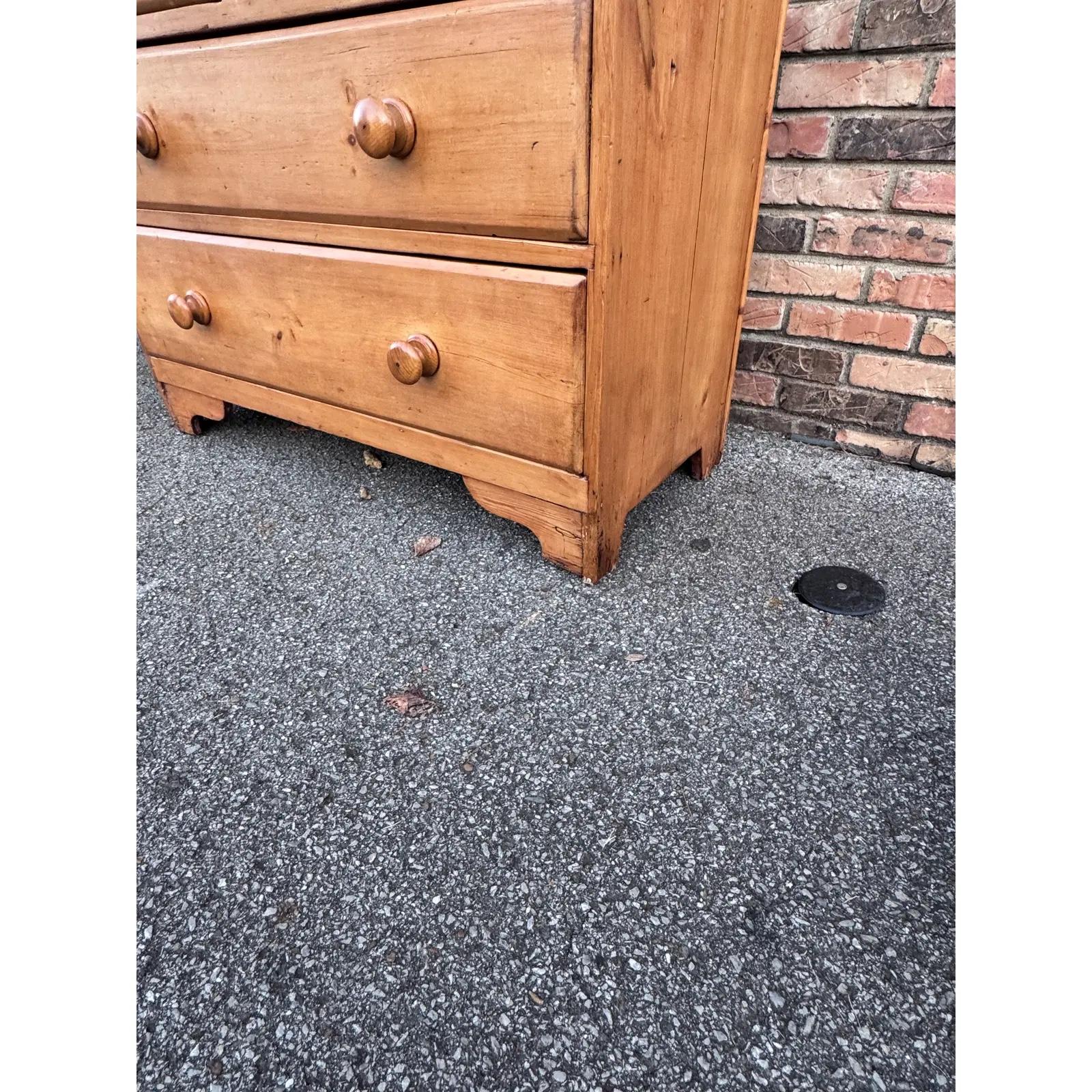 Inglese 19th Century English Pine Chest of Drawers in vendita