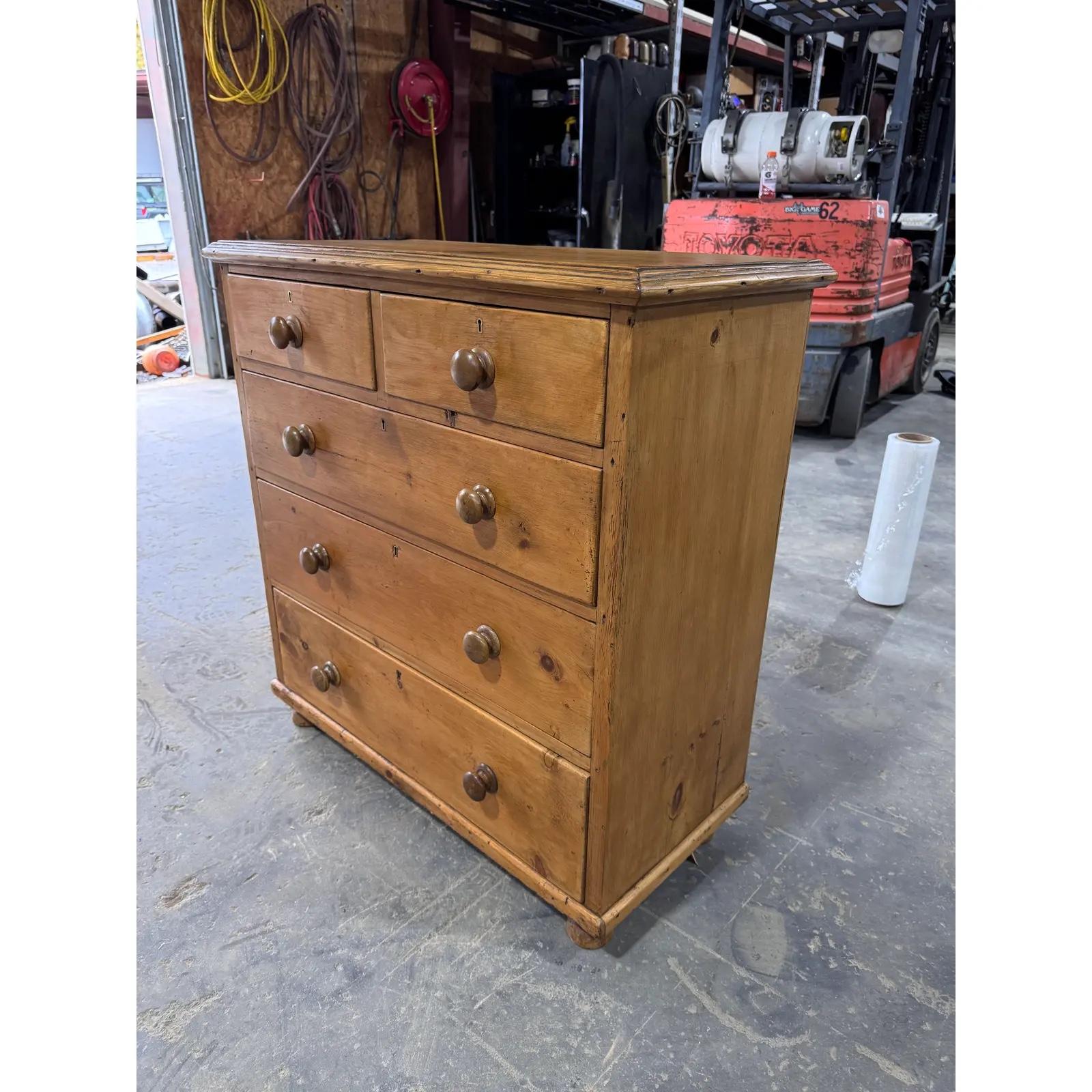 Englische Kiefernholzkommode aus dem 19. im Zustand „Gut“ im Angebot in Nashville, TN