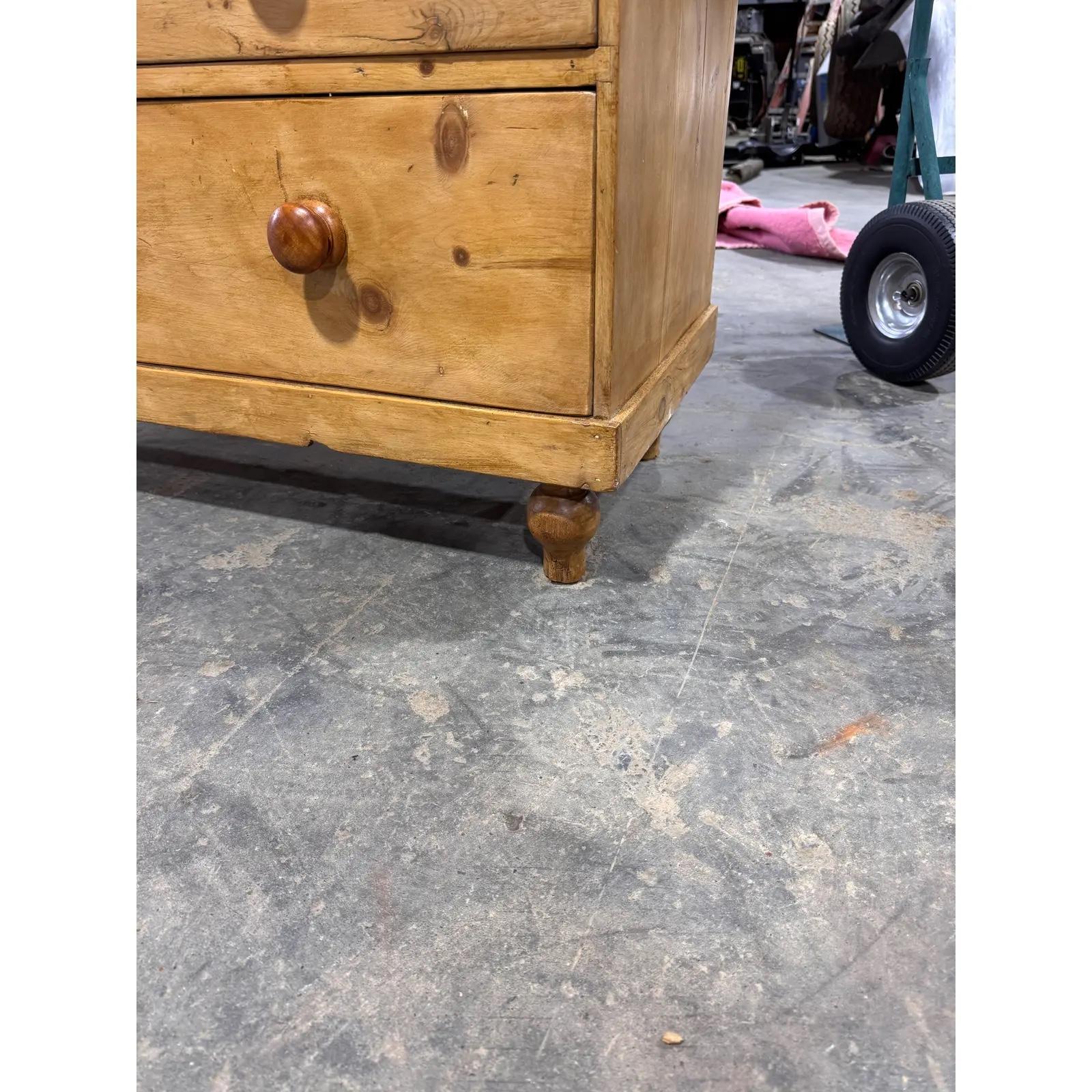 Englische Kiefernholzkommode aus dem 19. im Zustand „Gut“ im Angebot in Nashville, TN