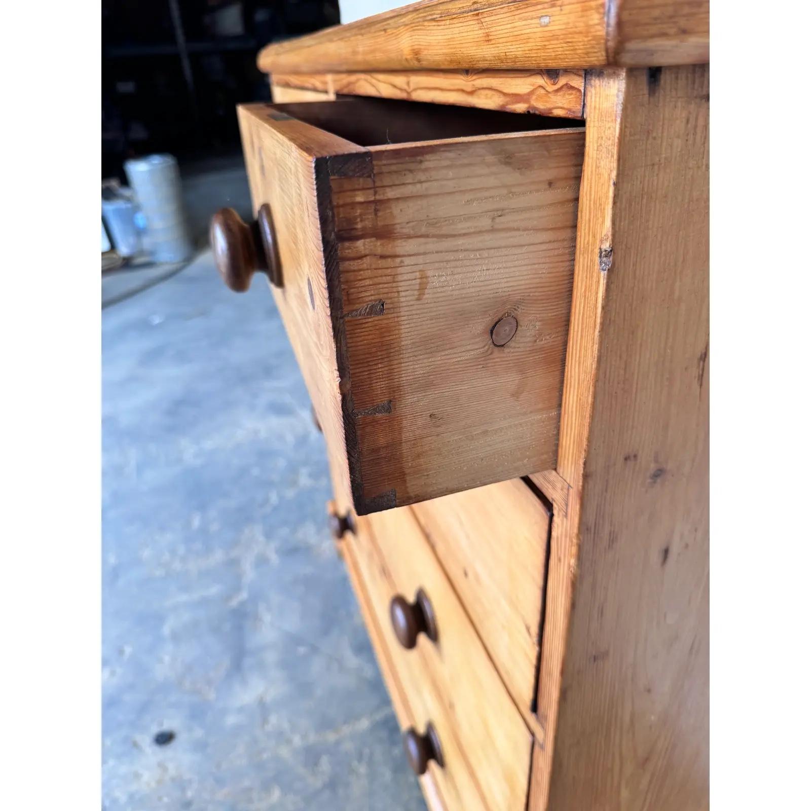 19th Century English Pine Chest of Drawers In condizioni buone in vendita a Nashville, TN