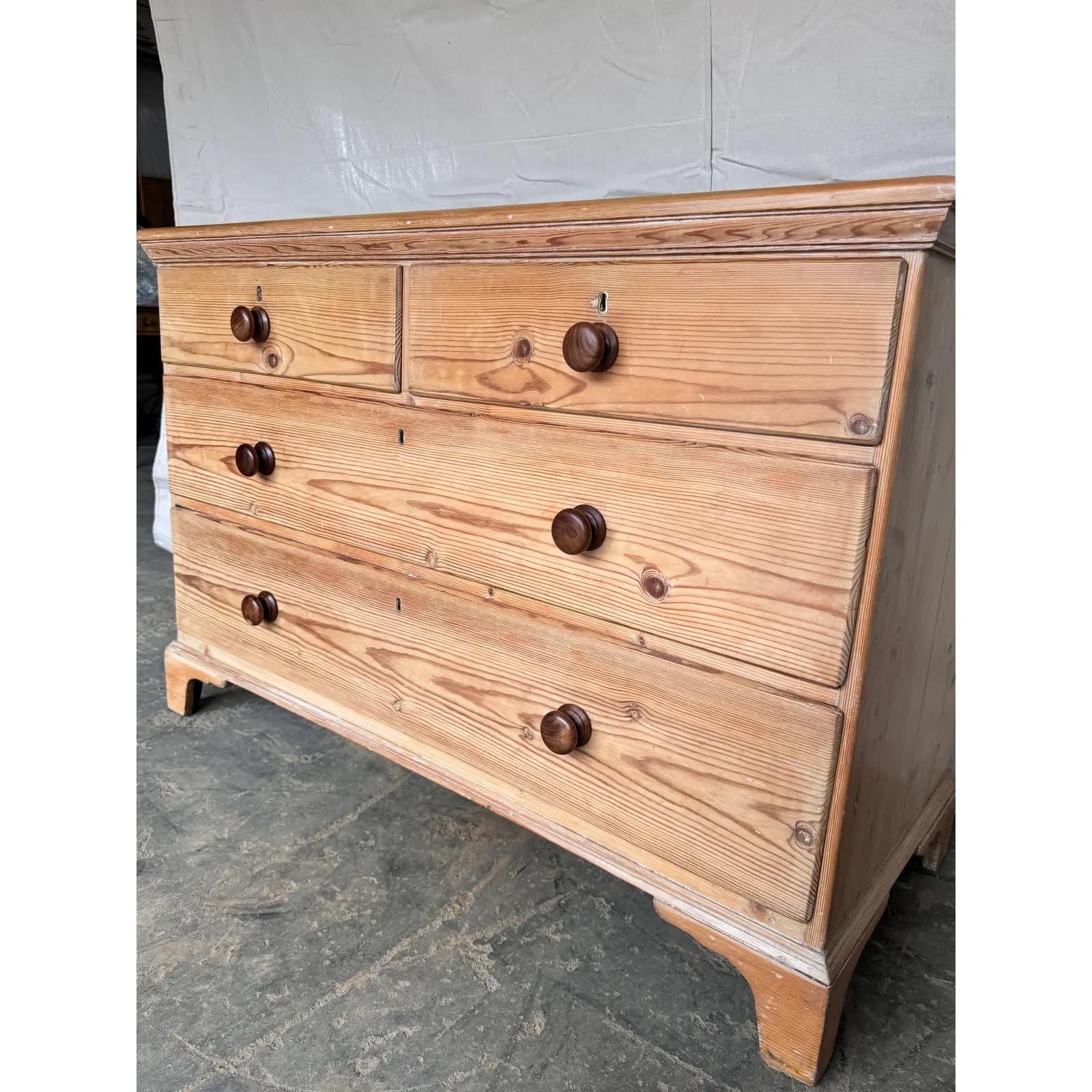 Late 19th Century 19th Century English Pine Chest of Drawers For Sale