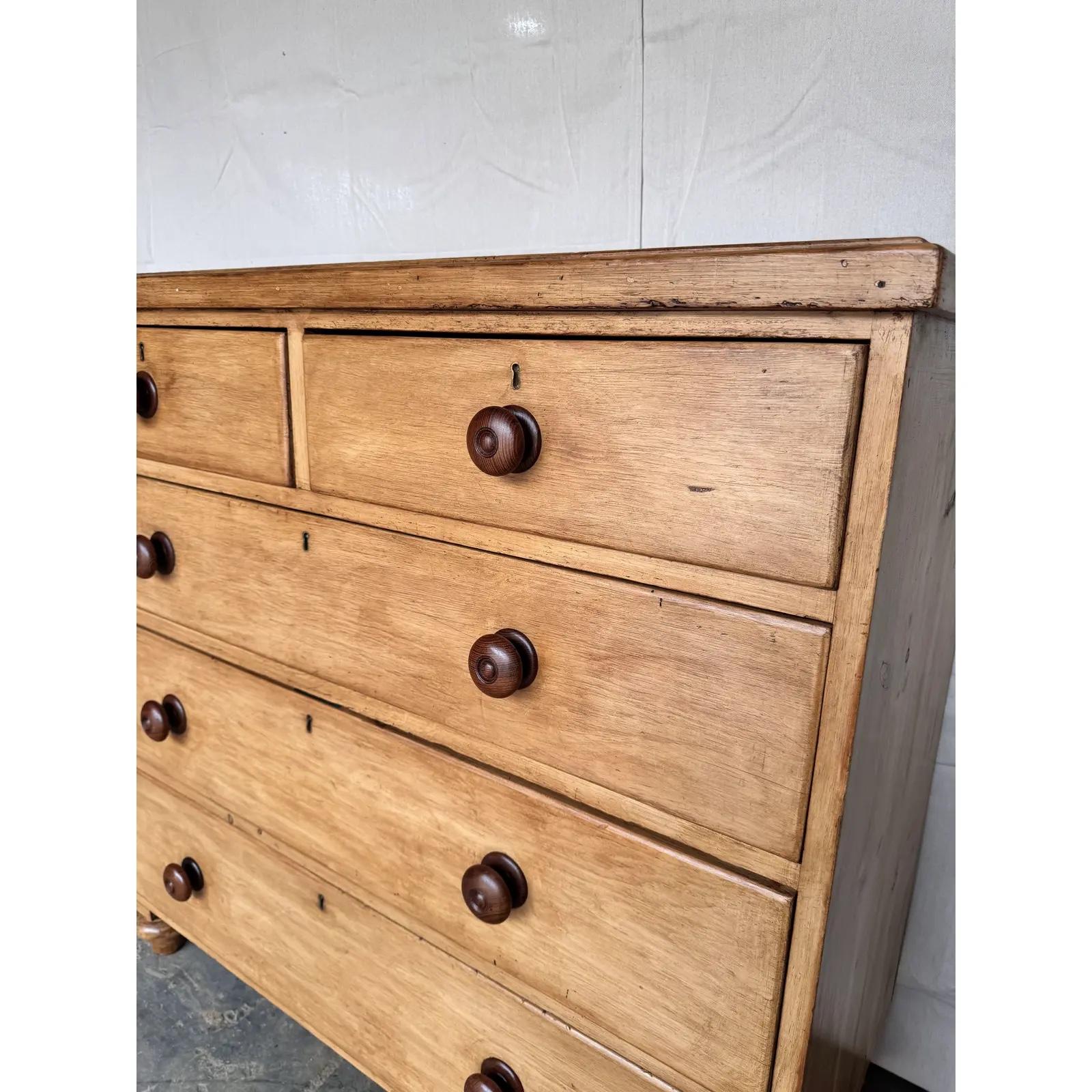 Late 19th Century 19th Century English Pine Chest of Drawers For Sale