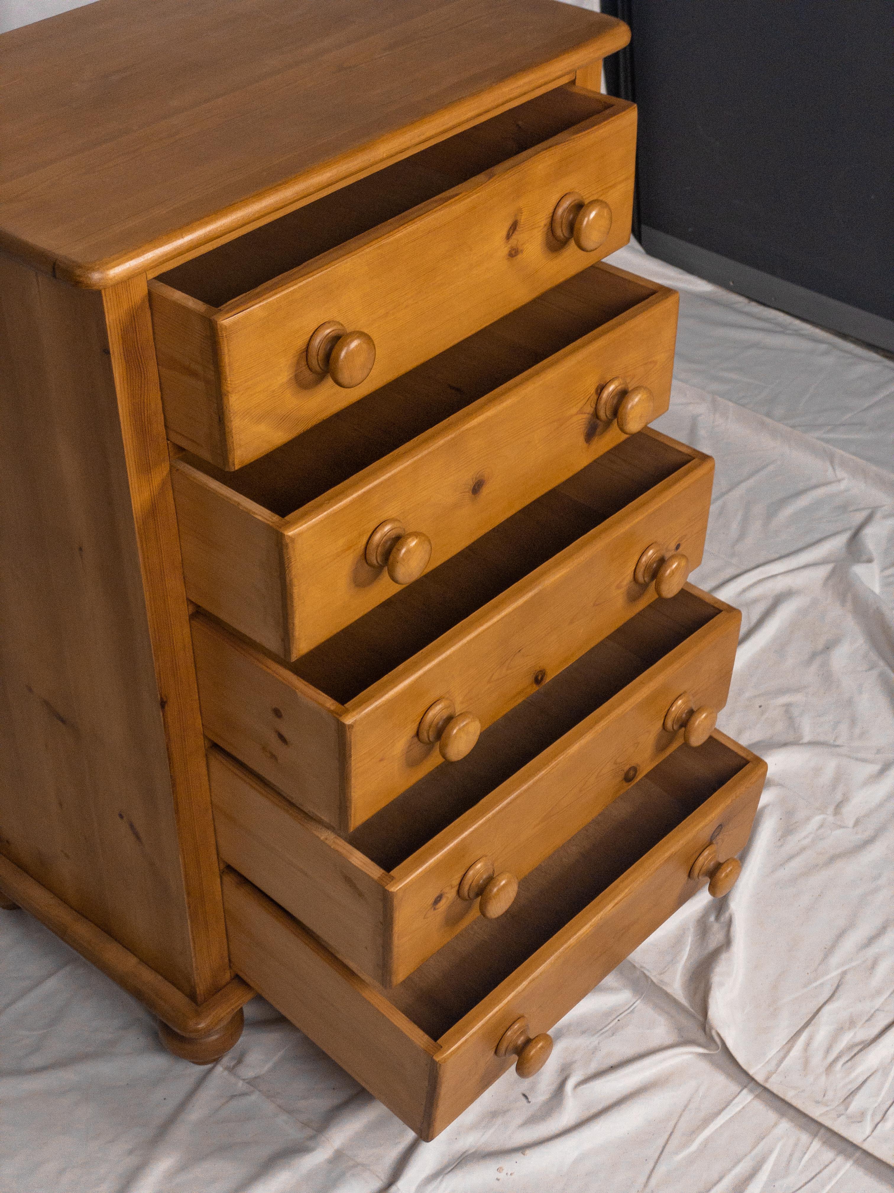 Wood 19th Century English Pine Chest of Drawers For Sale