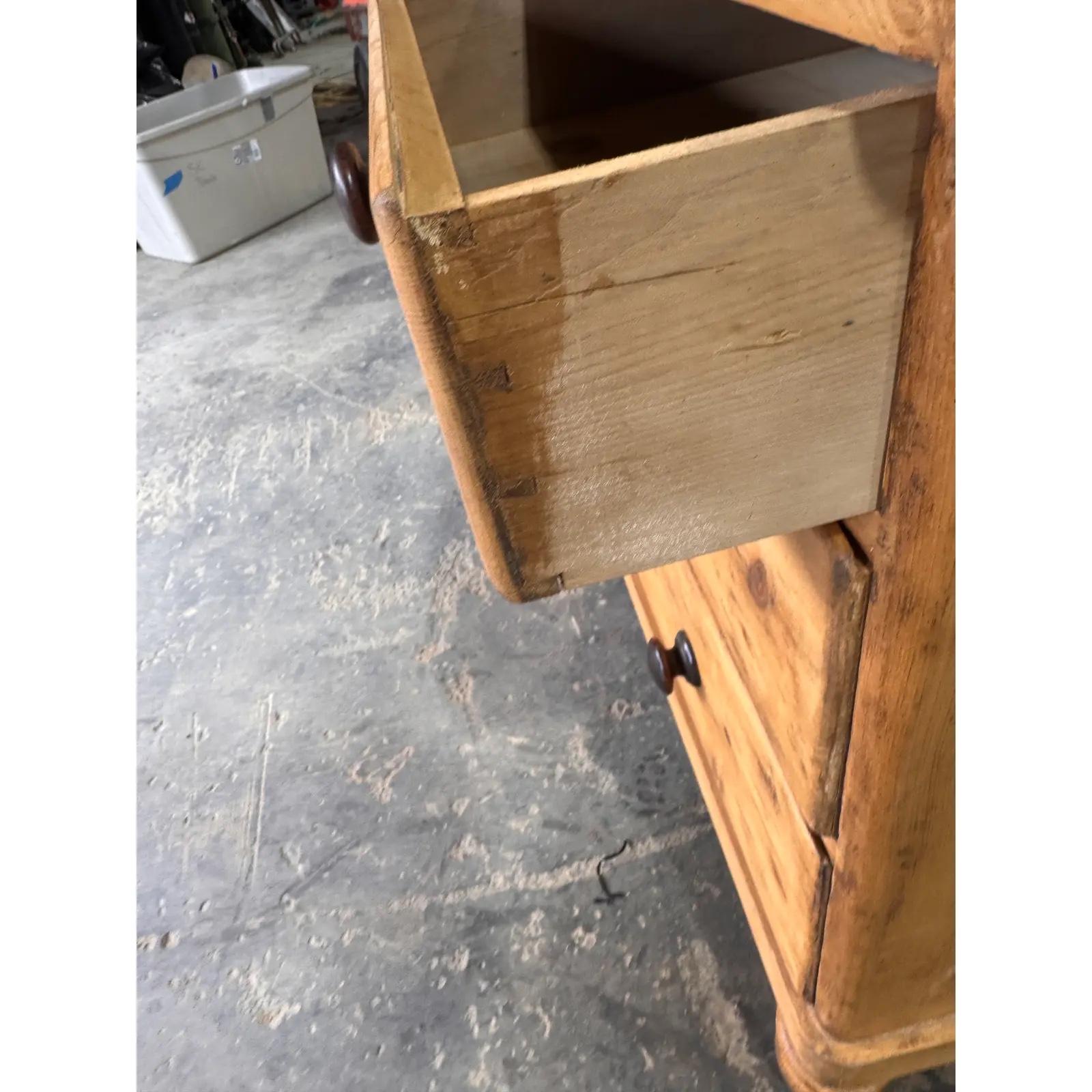 Pino Cassettiera in pino inglese del XIX secolo in vendita