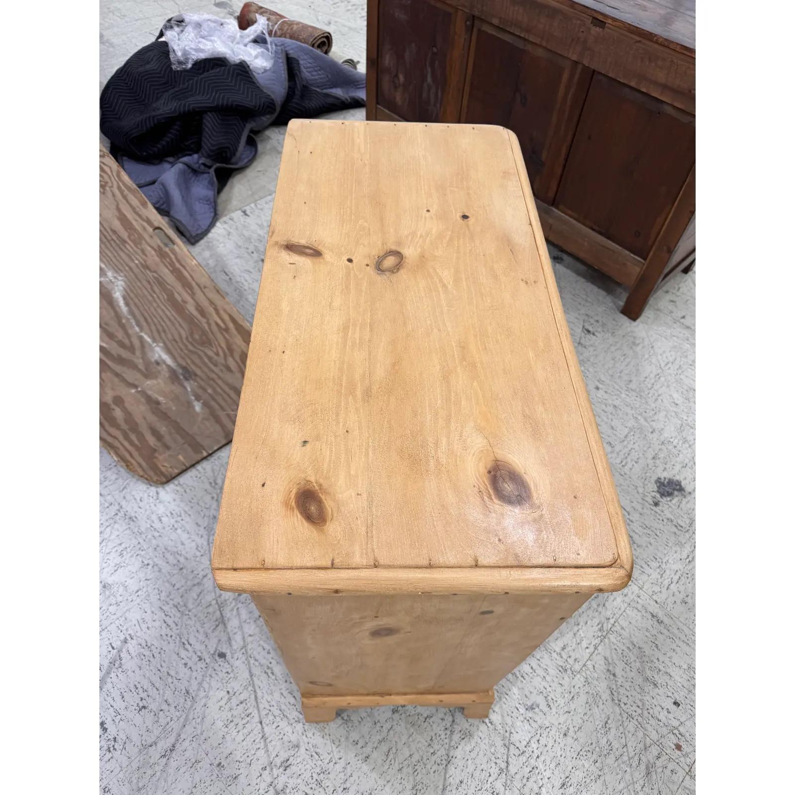 Cassettiera in pino inglese del XIX secolo In condizioni buone in vendita a Nashville, TN