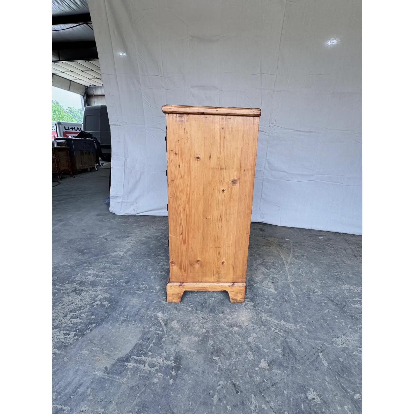 Legno 19th Century English Pine Chest of Drawers in vendita