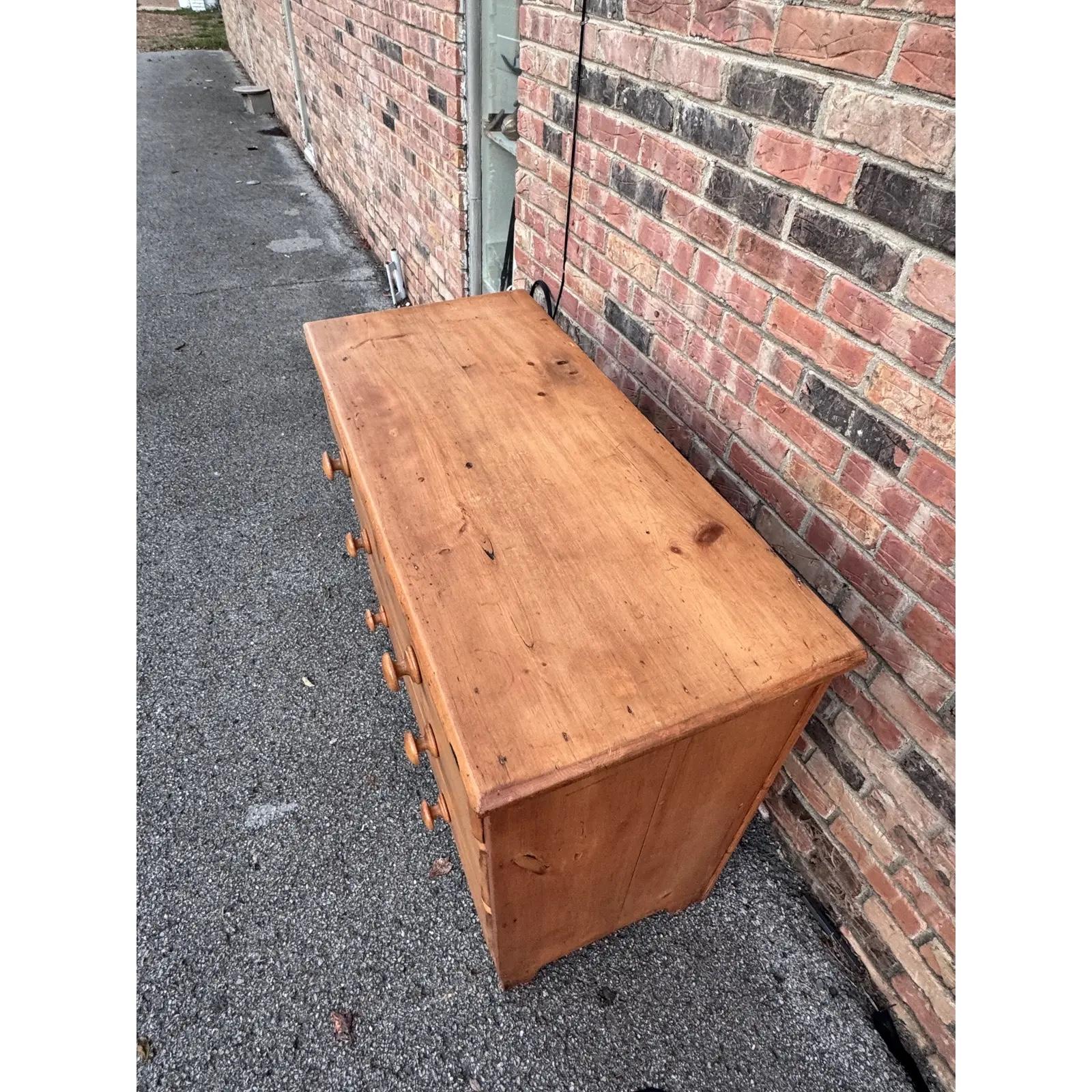 Pino 19th Century English Pine Chest of Drawers in vendita