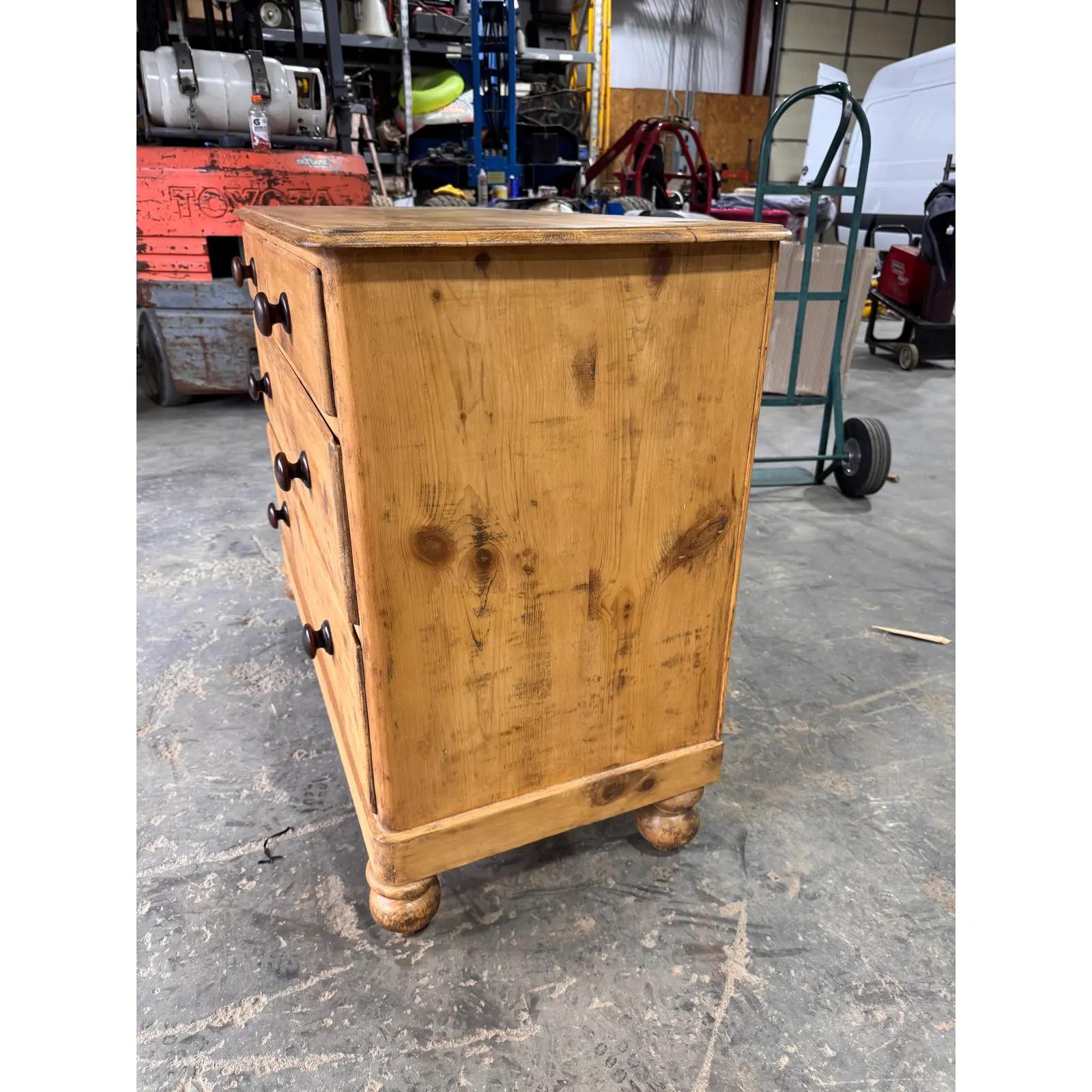 Cassettiera in pino inglese del XIX secolo in vendita 1