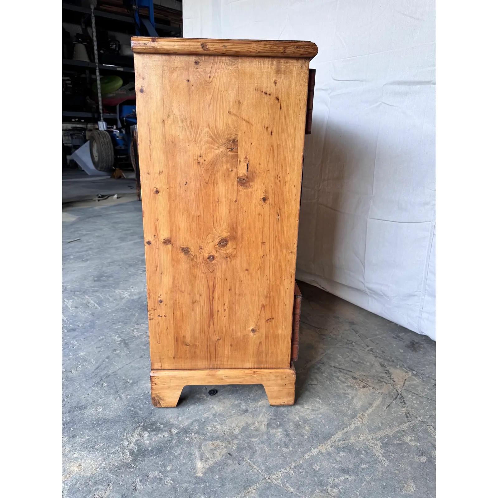 19th Century English Pine Chest of Drawers in vendita 1