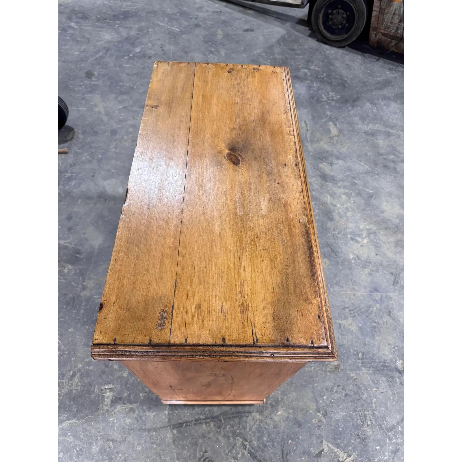 Englische Kiefernholzkommode aus dem 19. im Angebot 3