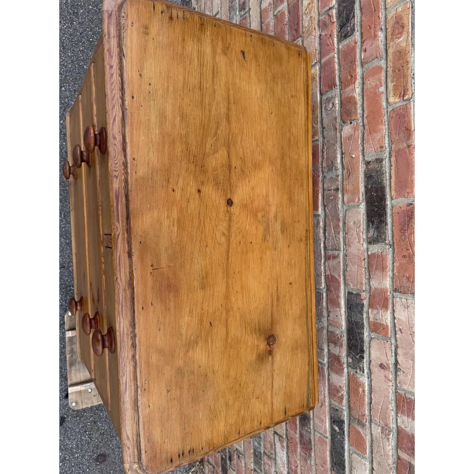 Cómoda inglesa de pino del siglo XIX en venta 2