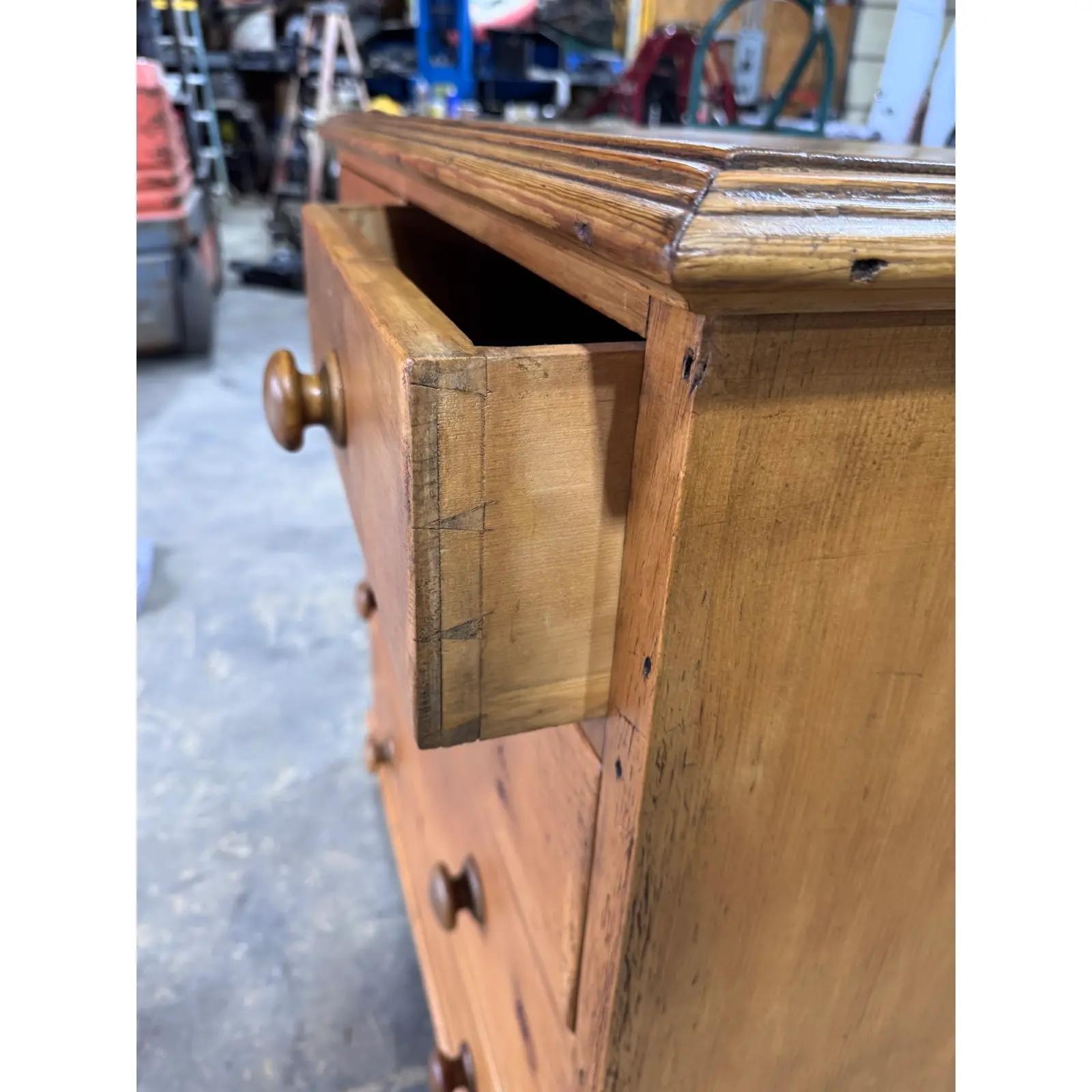 Englische Kiefernholzkommode aus dem 19. im Angebot 4