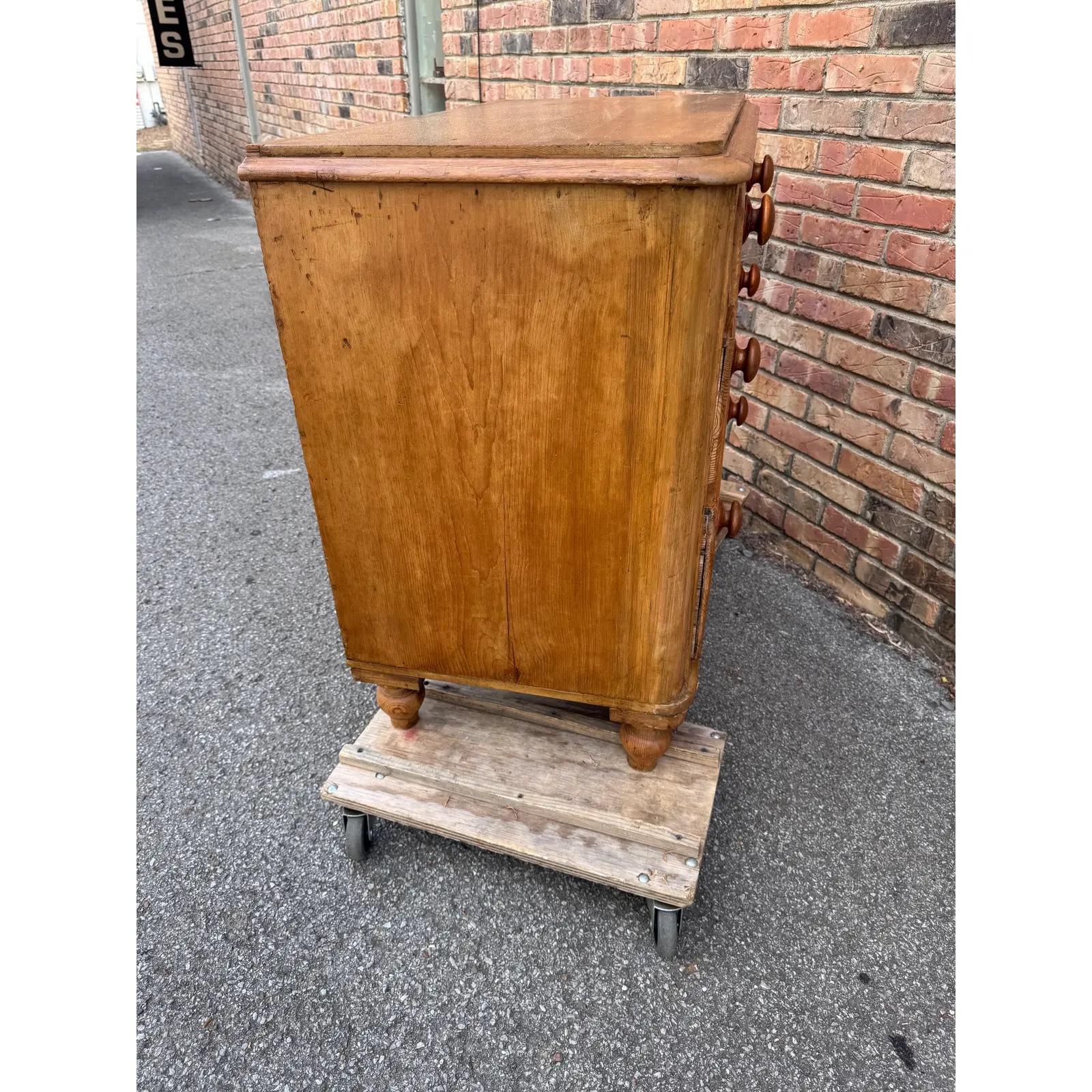 Cómoda inglesa de pino del siglo XIX en venta 3