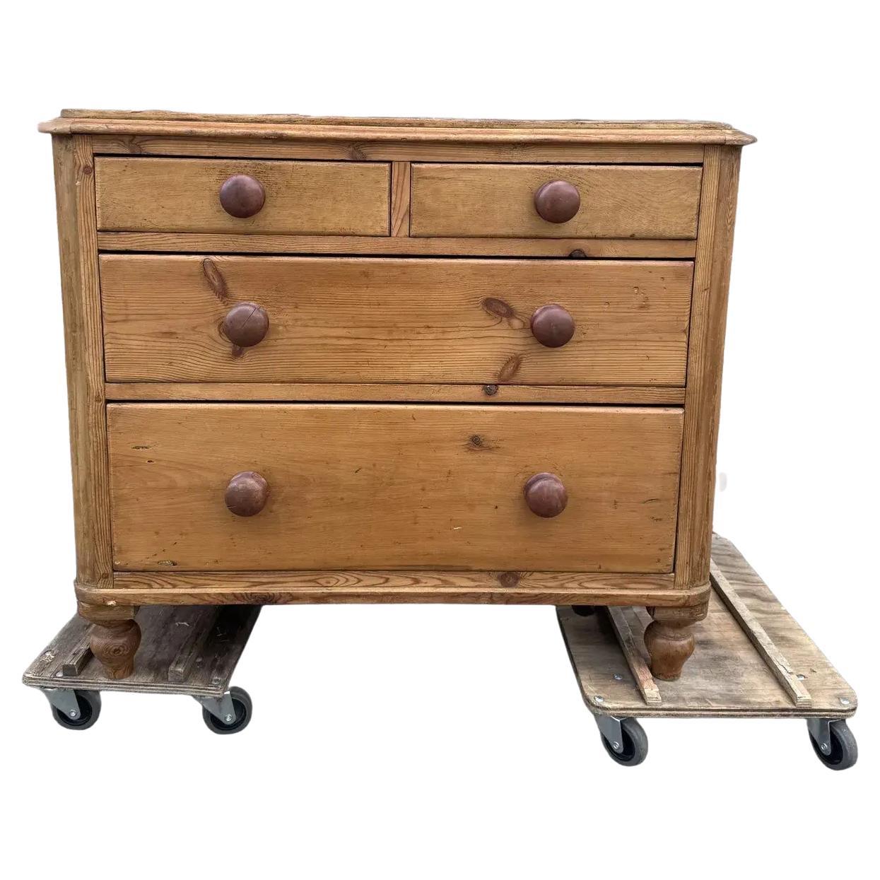 Cómoda inglesa de pino del siglo XIX en venta