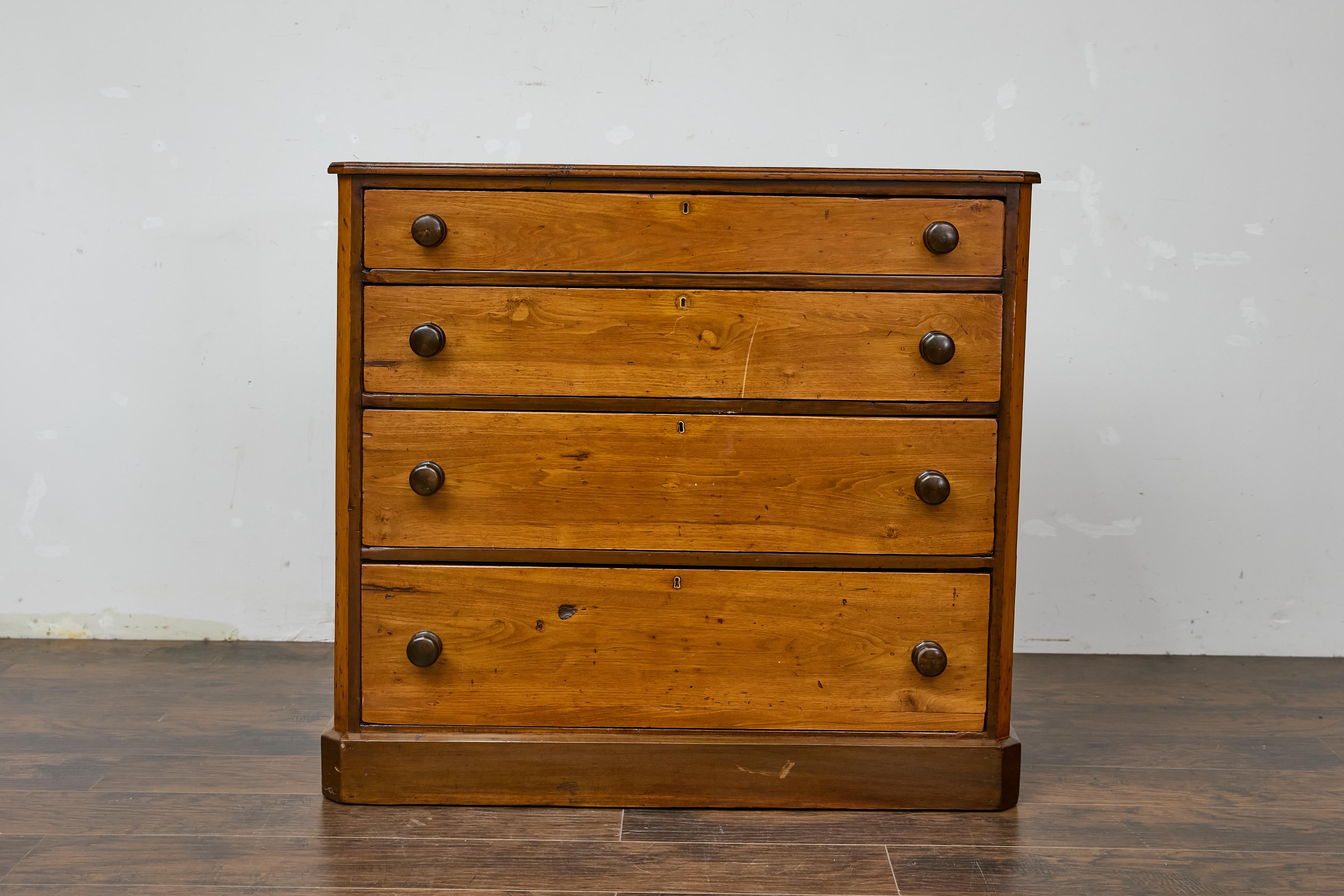 Ce coffre en pin anglais du XIXe siècle présente l'attrait intemporel d'un travail artisanal simple, parfait pour apporter chaleur et caractère à votre intérieur. Sa construction en pin robuste présente une patine riche et mielleuse qui met en