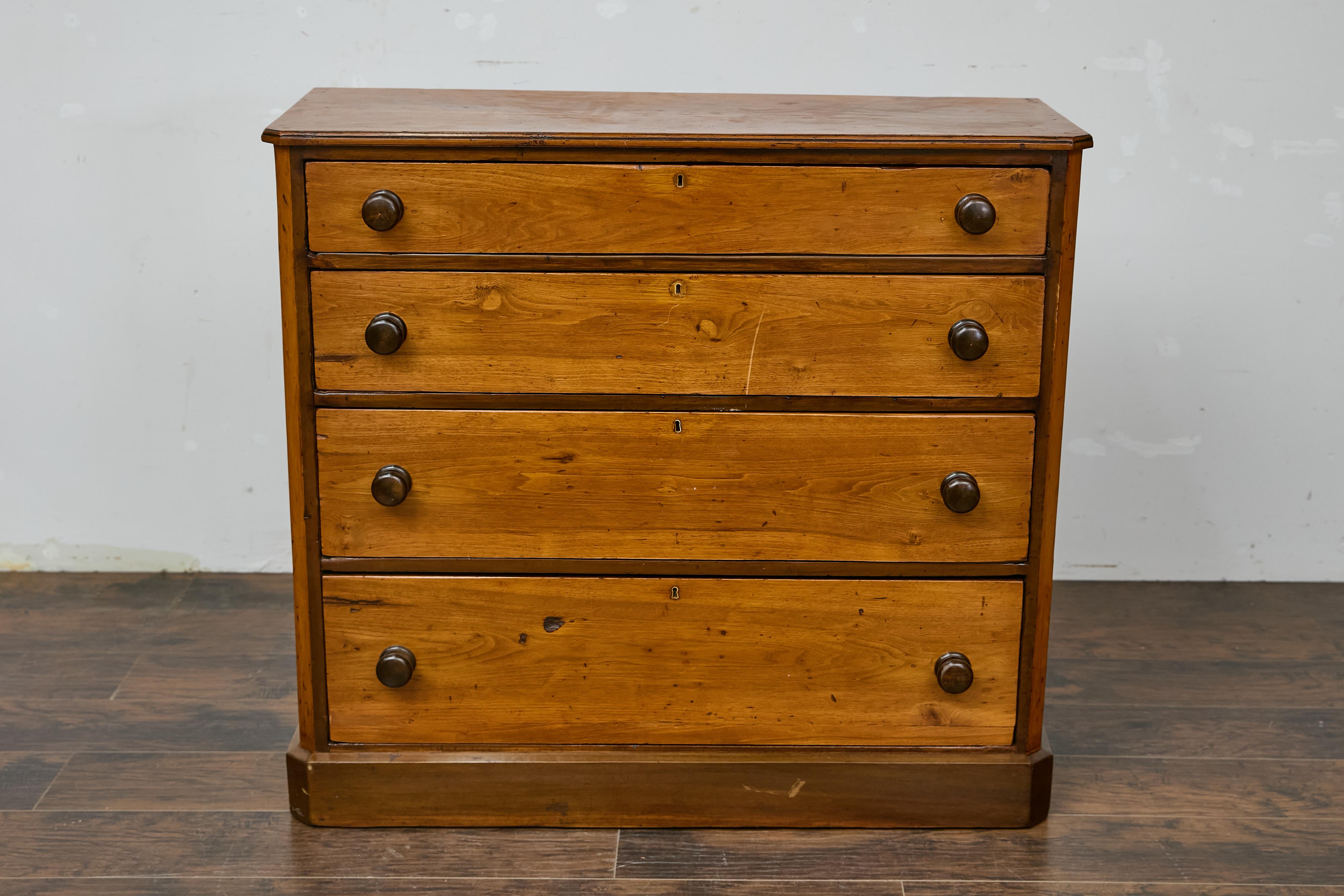 Anglais Coffre en pin anglais du 19ème siècle avec quatre tiroirs, pièce de rangement ancienne rustique en vente