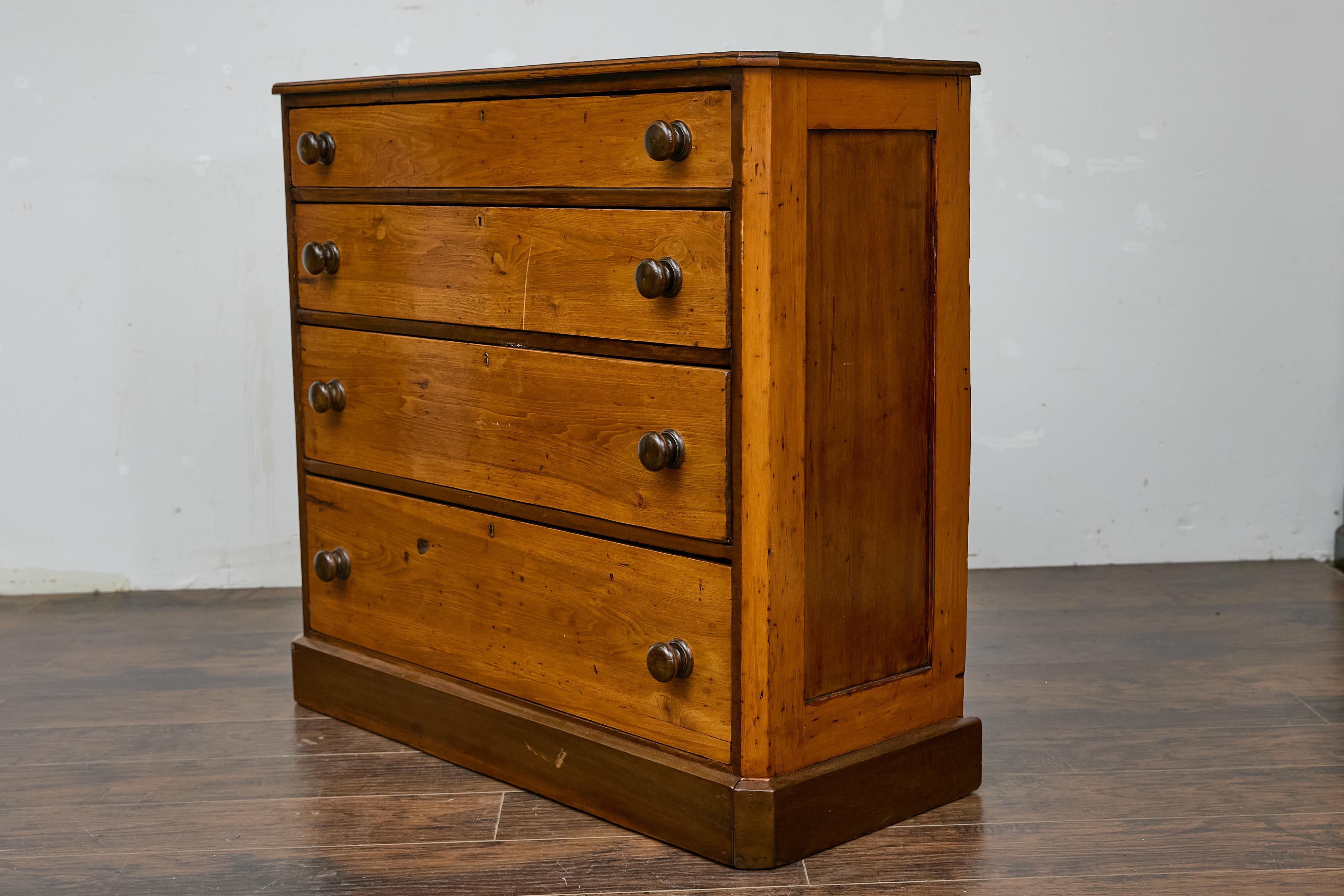 Coffre en pin anglais du 19ème siècle avec quatre tiroirs, pièce de rangement ancienne rustique Bon état - En vente à Atlanta, GA
