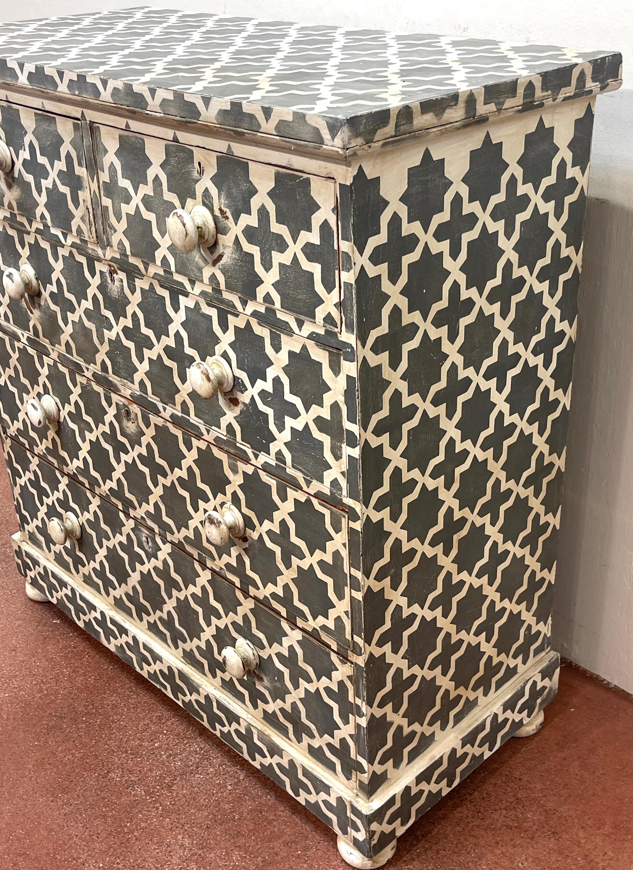 Cassapanca inglese del XIX secolo in pino con successiva decorazione a vernice Florentine in vendita 1