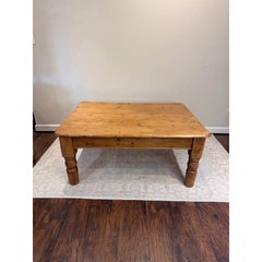 Table basse en pin anglais du 19ème siècle