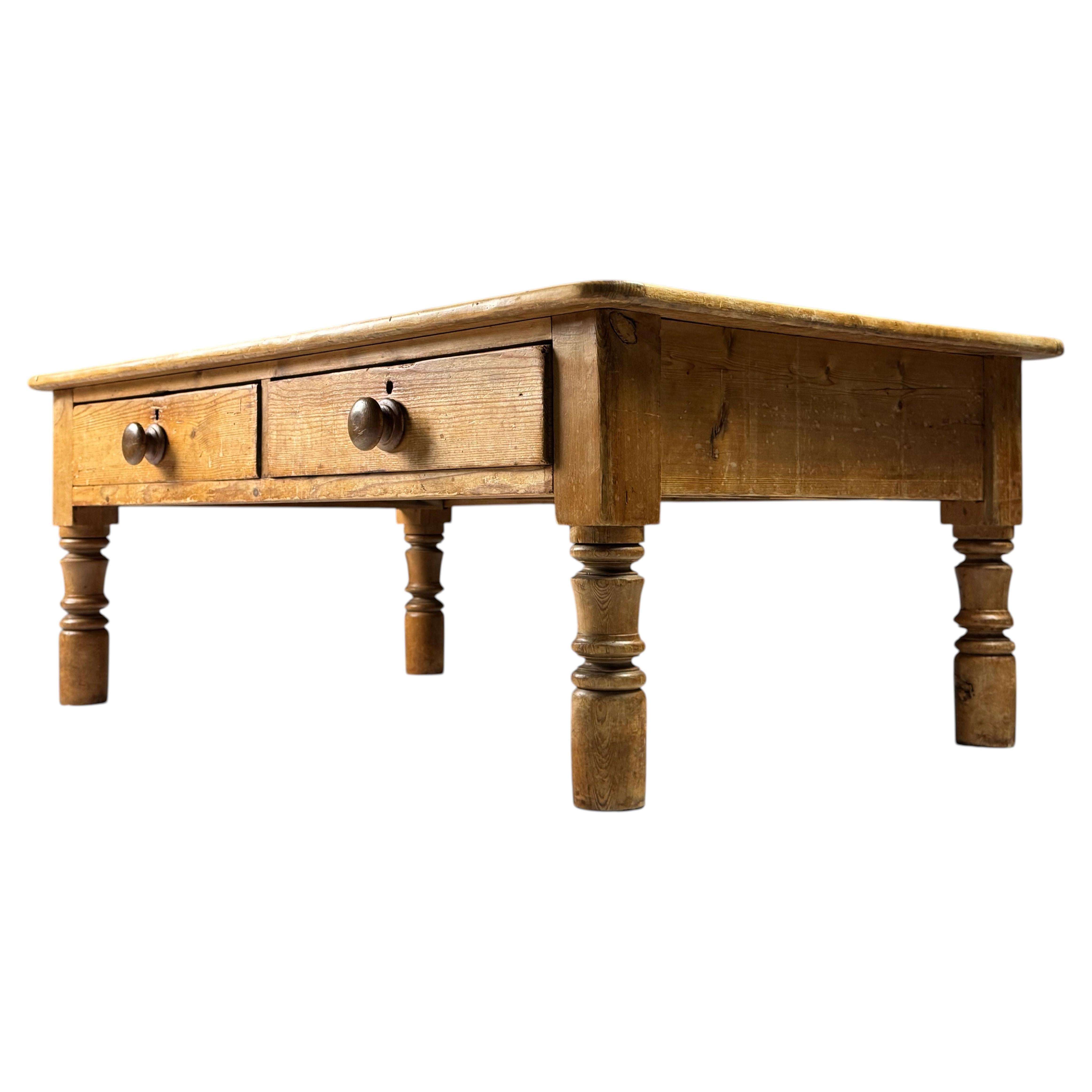 Table basse en pin anglais du XIXe siècle