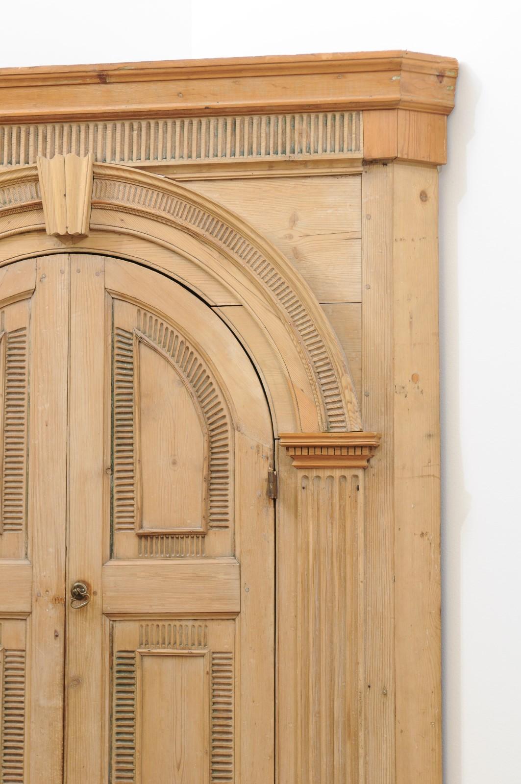Armoire d'angle en pin anglais du 19ème siècle avec armoire supérieure arquée en vente 4