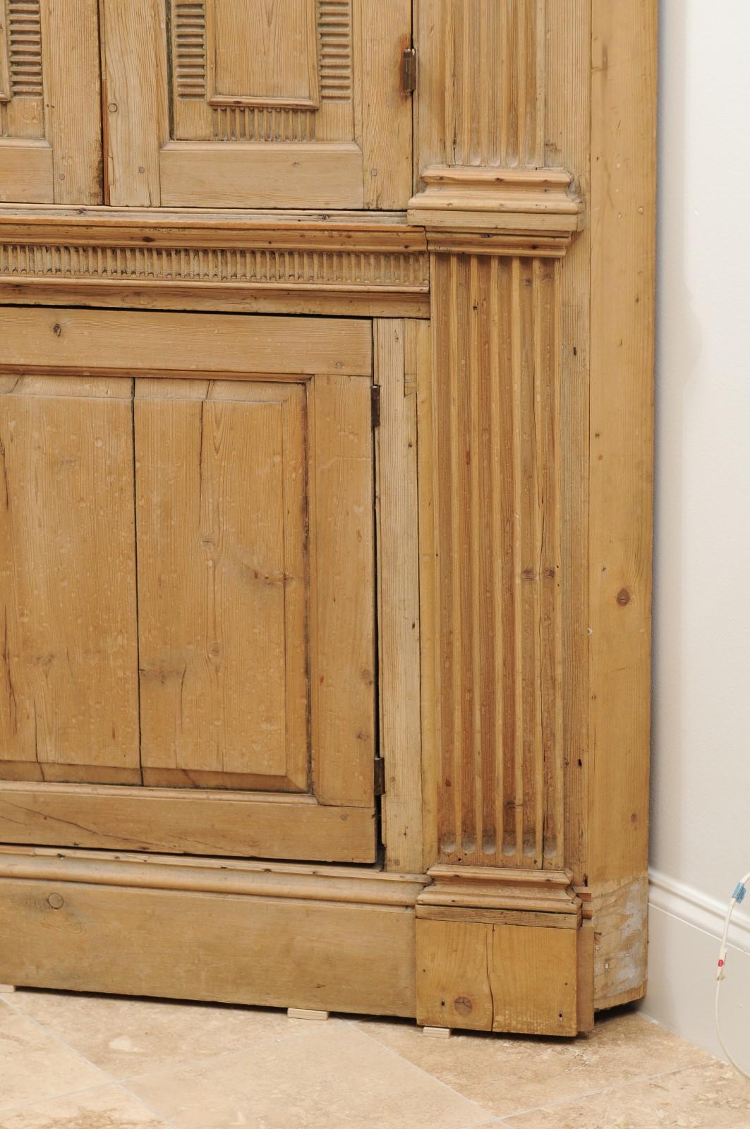 Armoire d'angle en pin anglais du 19ème siècle avec armoire supérieure arquée en vente 5