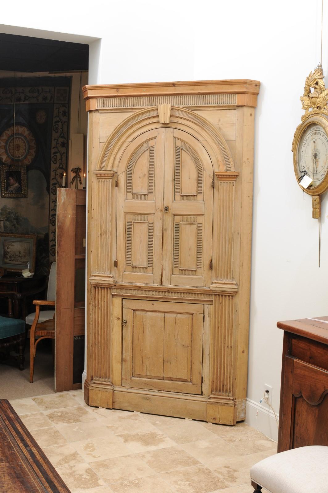 Anglais Armoire d'angle en pin anglais du 19ème siècle avec armoire supérieure arquée en vente