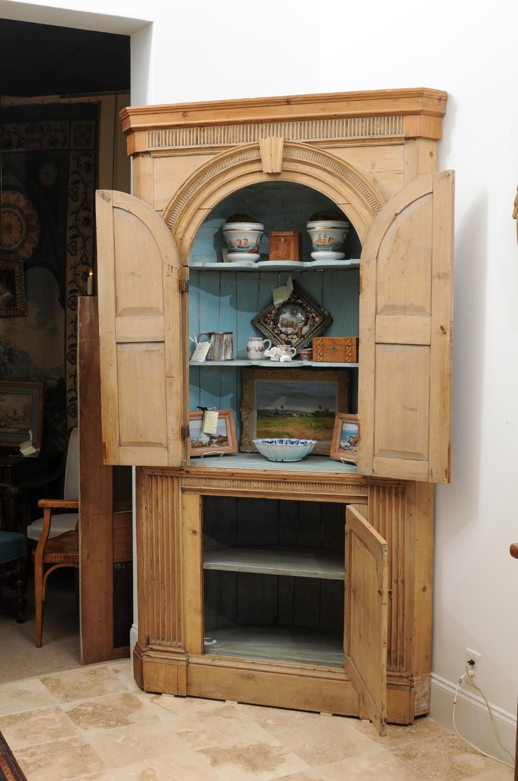 19th Century English Pine Corner Cupboard with Arched Upper Cabinet For Sale 1
