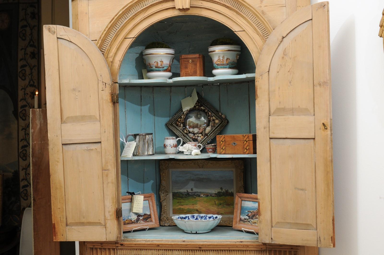 XIXe siècle Armoire d'angle en pin anglais du 19ème siècle avec armoire supérieure arquée en vente