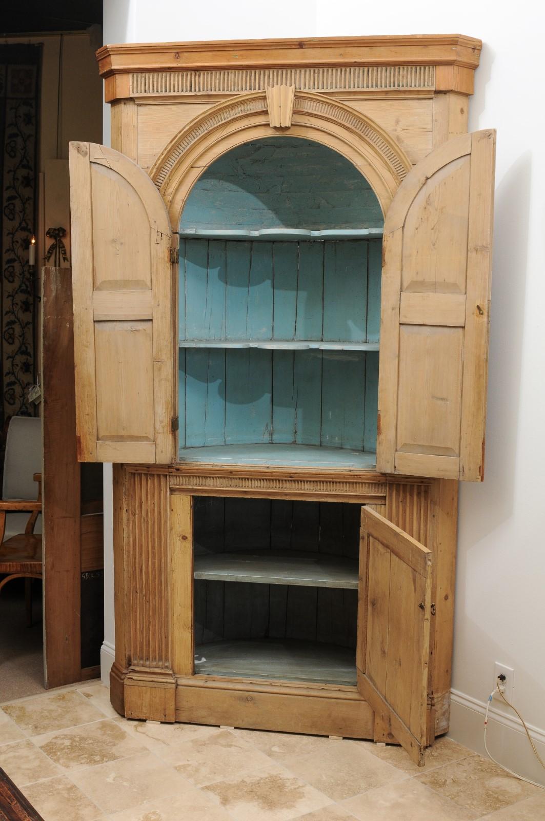 Pin Armoire d'angle en pin anglais du 19ème siècle avec armoire supérieure arquée en vente