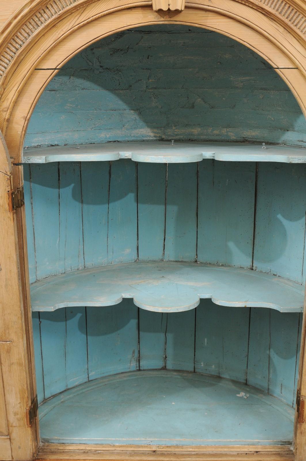 Armoire d'angle en pin anglais du 19ème siècle avec armoire supérieure arquée en vente 1