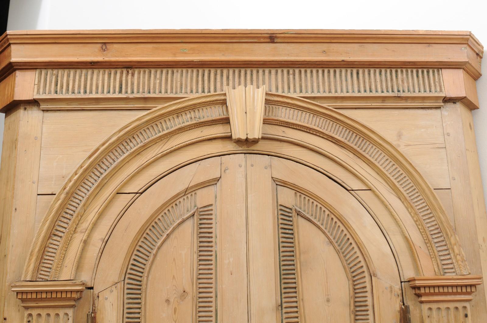 Armoire d'angle en pin anglais du 19ème siècle avec armoire supérieure arquée en vente 2