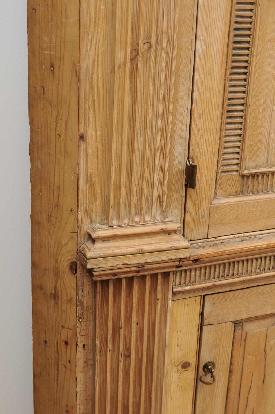 Armoire d'angle en pin anglais du 19ème siècle avec armoire supérieure arquée en vente 3