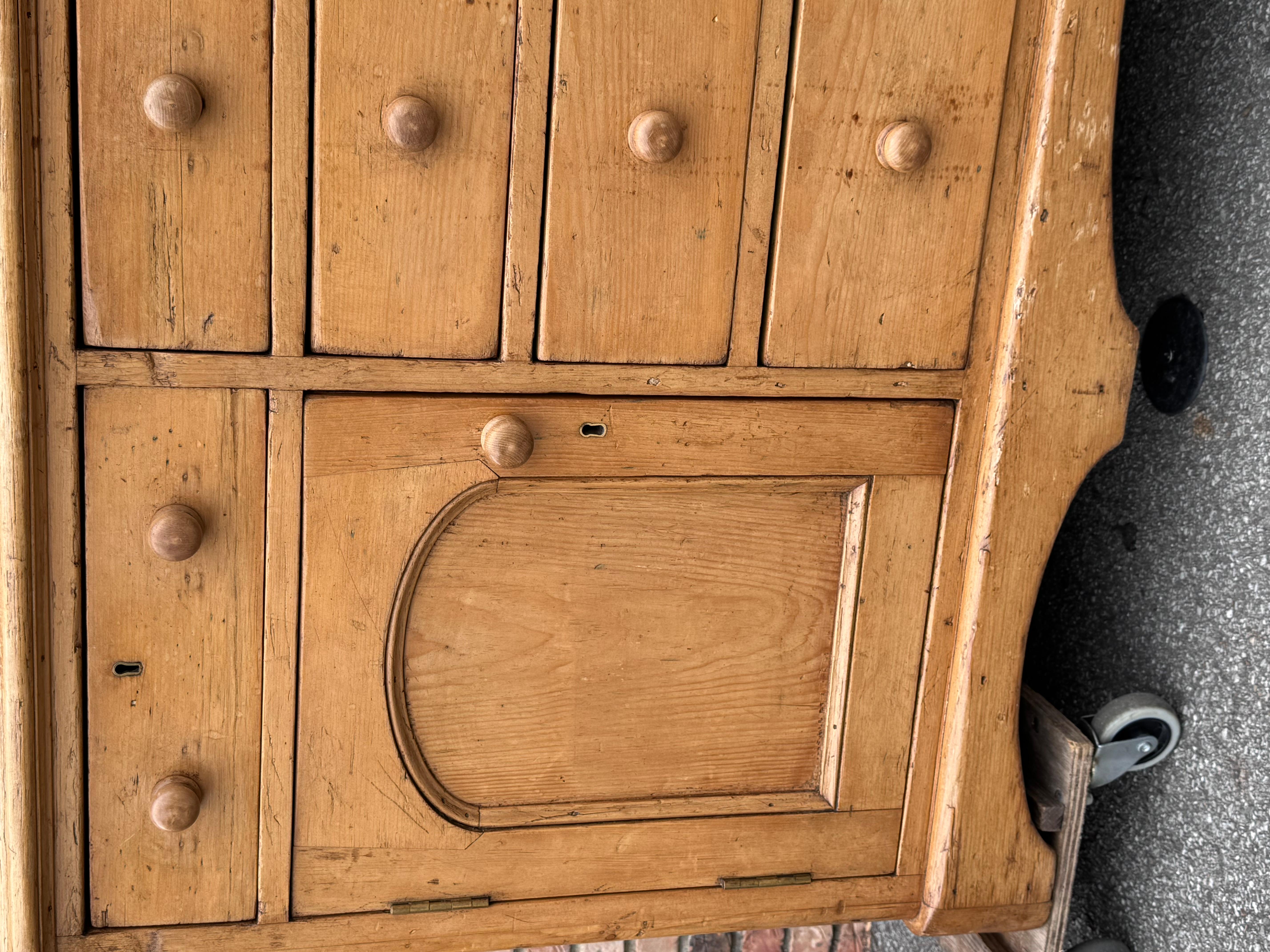 Si tratta di una credenza in pino inglese dell'inizio del XIX secolo. In condizioni originali, mostra un'età e una patina sorprendenti sei cassetti che scorrono senza sforzo due porte incassate con piani ad arco che si aprono in un ampio magazzino.