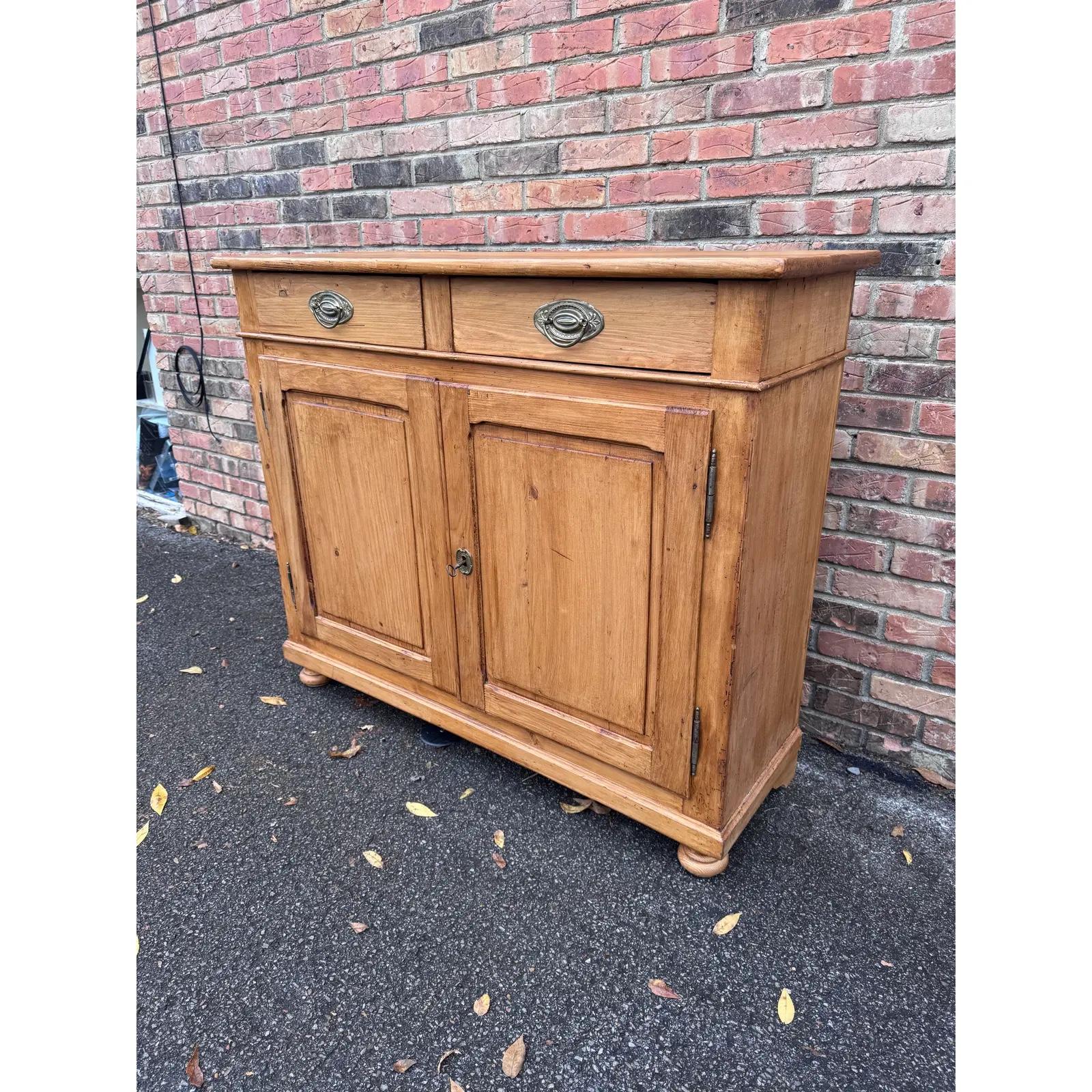 Si tratta di un meraviglioso armadio in pino inglese del XIX secolo, in condizioni originali, che presenta una bella patina e un'età avanzata, con due cassetti e due ante che si aprono per offrire un'ampia quantità di spazio. La profondità di 16