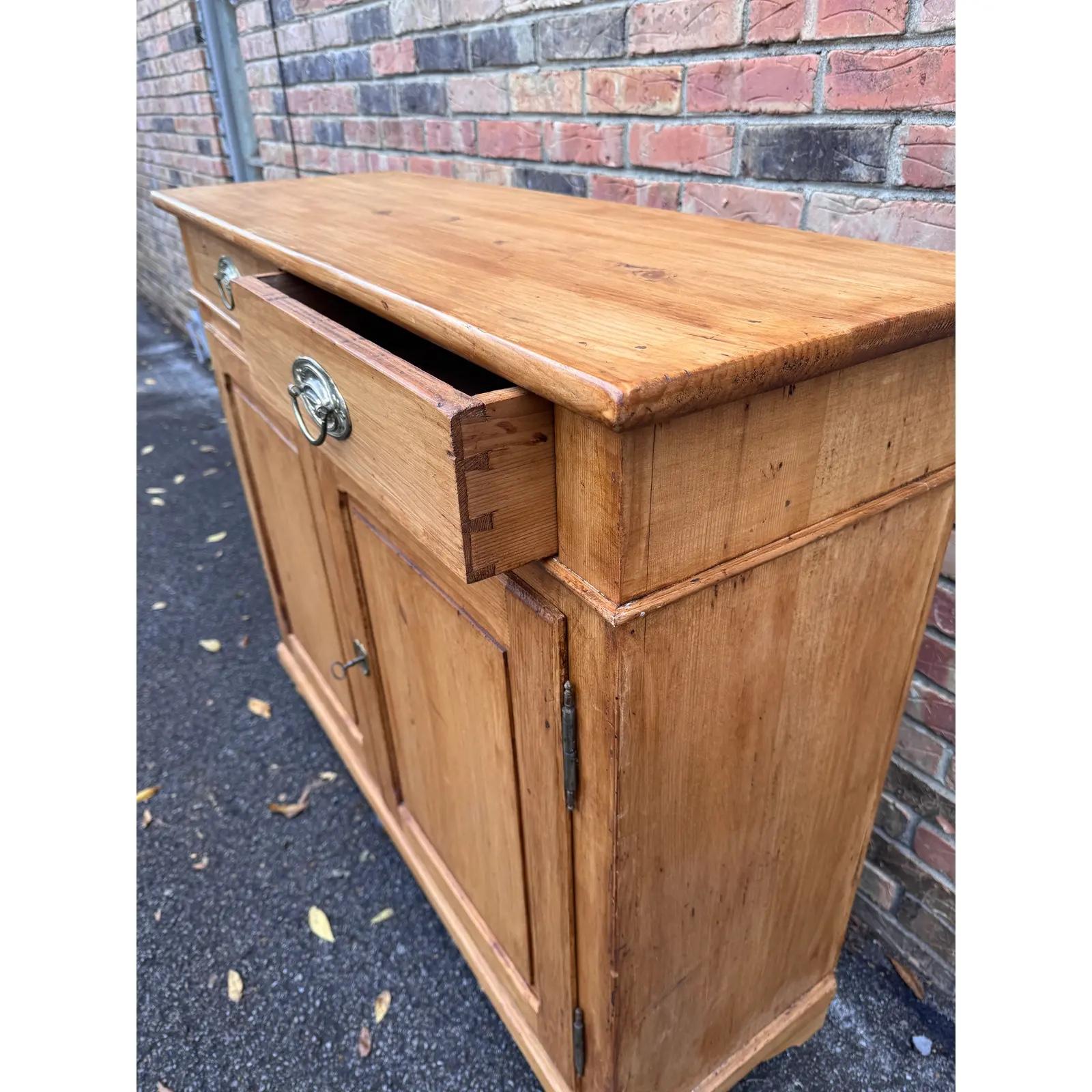 Armadio in pino inglese del XIX secolo In condizioni buone in vendita a Nashville, TN