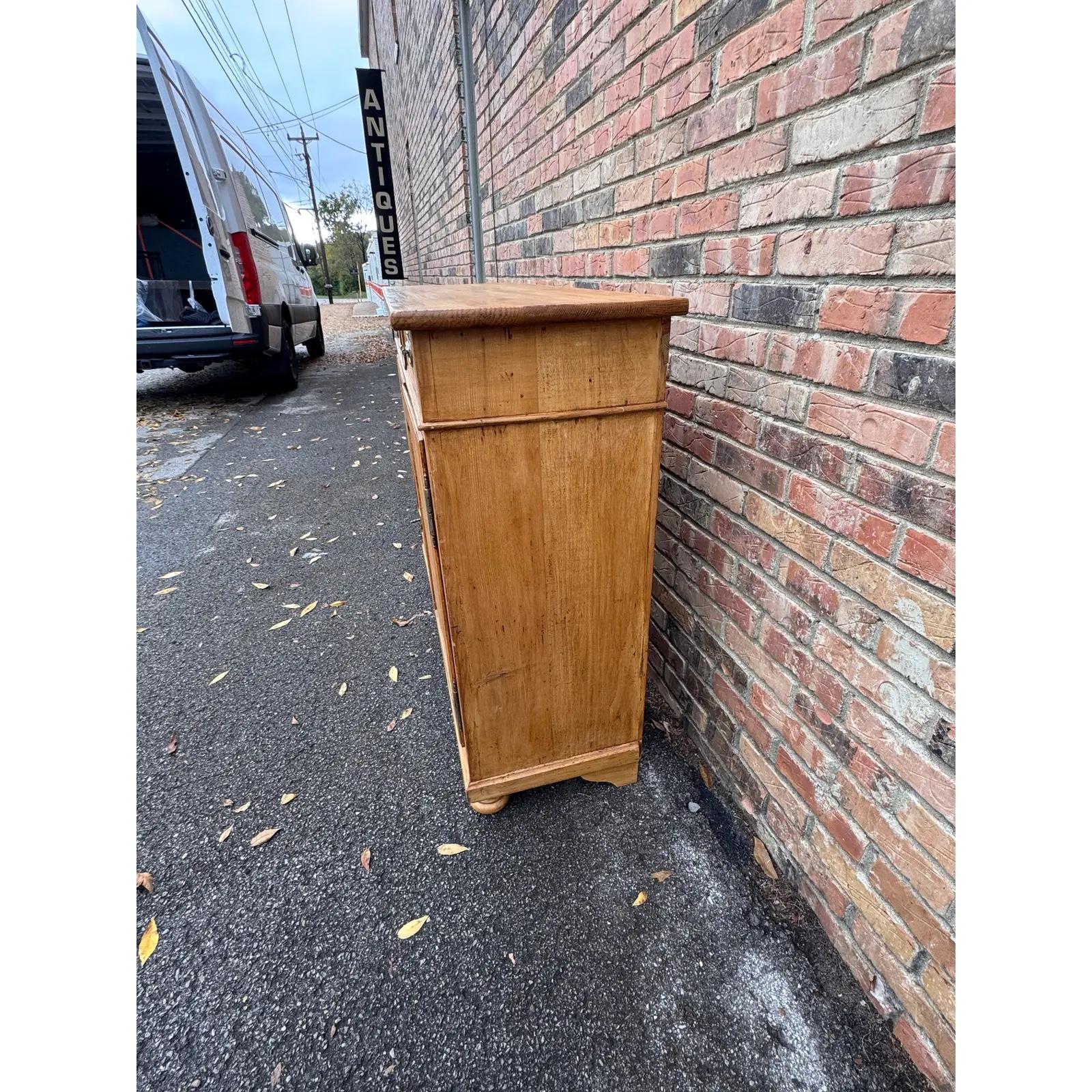 Pino Armadio in pino inglese del XIX secolo in vendita