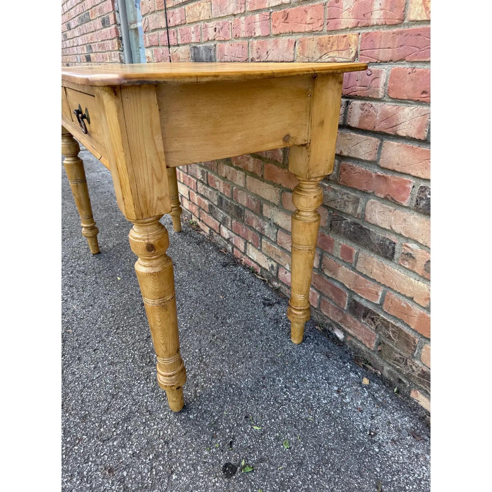 Voici un superbe petit bureau/table d'appoint en pin anglais avec deux tiroirs reposant sur quatre pieds tournés. La couleur chaude du pin anglais en fait une excellente pièce de transition. 

Dimensions
42ʺW × 19ʺD × 28.5ʺH