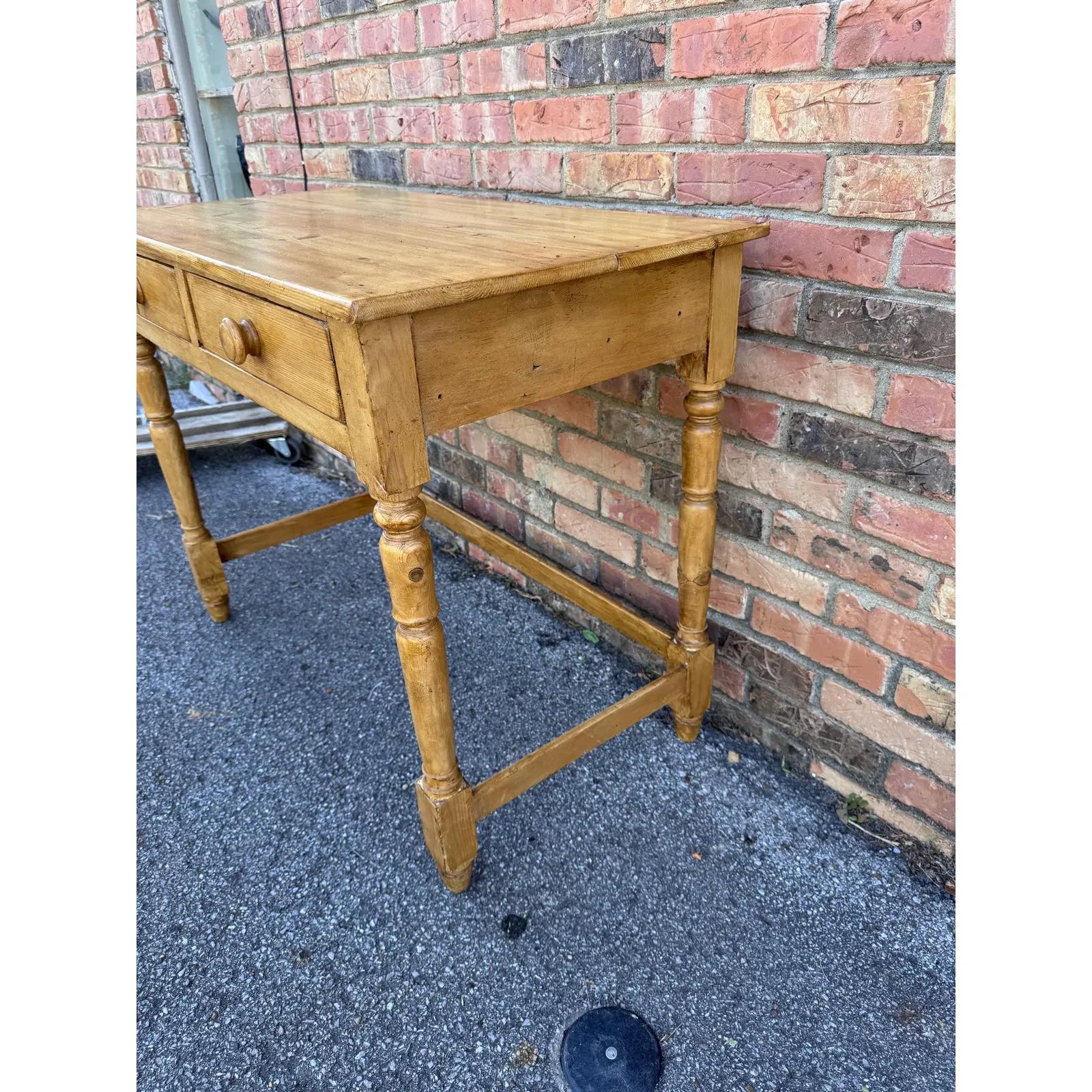 Voici une magnifique petite table d'appoint en pin anglais avec deux tiroirs. Présentant une très belle couleur comme le pin va il peut être tout à fait sur la carte. Je trouve qu'il a une couleur cirée parfaite et une belle patine.

Dimensions
36ʺW