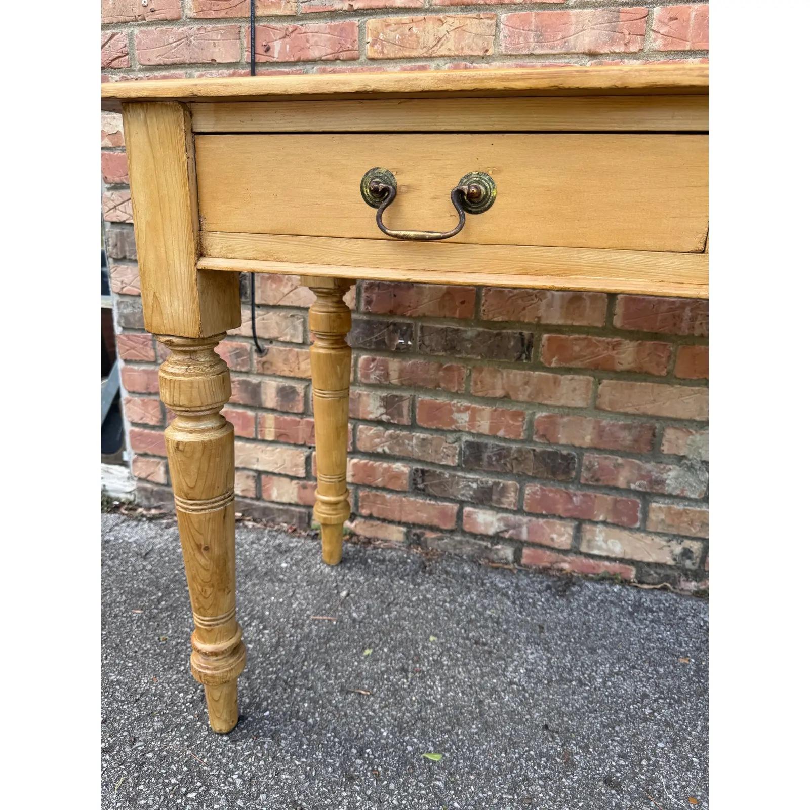 Anglais Bureau/table de chevet en pin anglais du 19e siècle en vente
