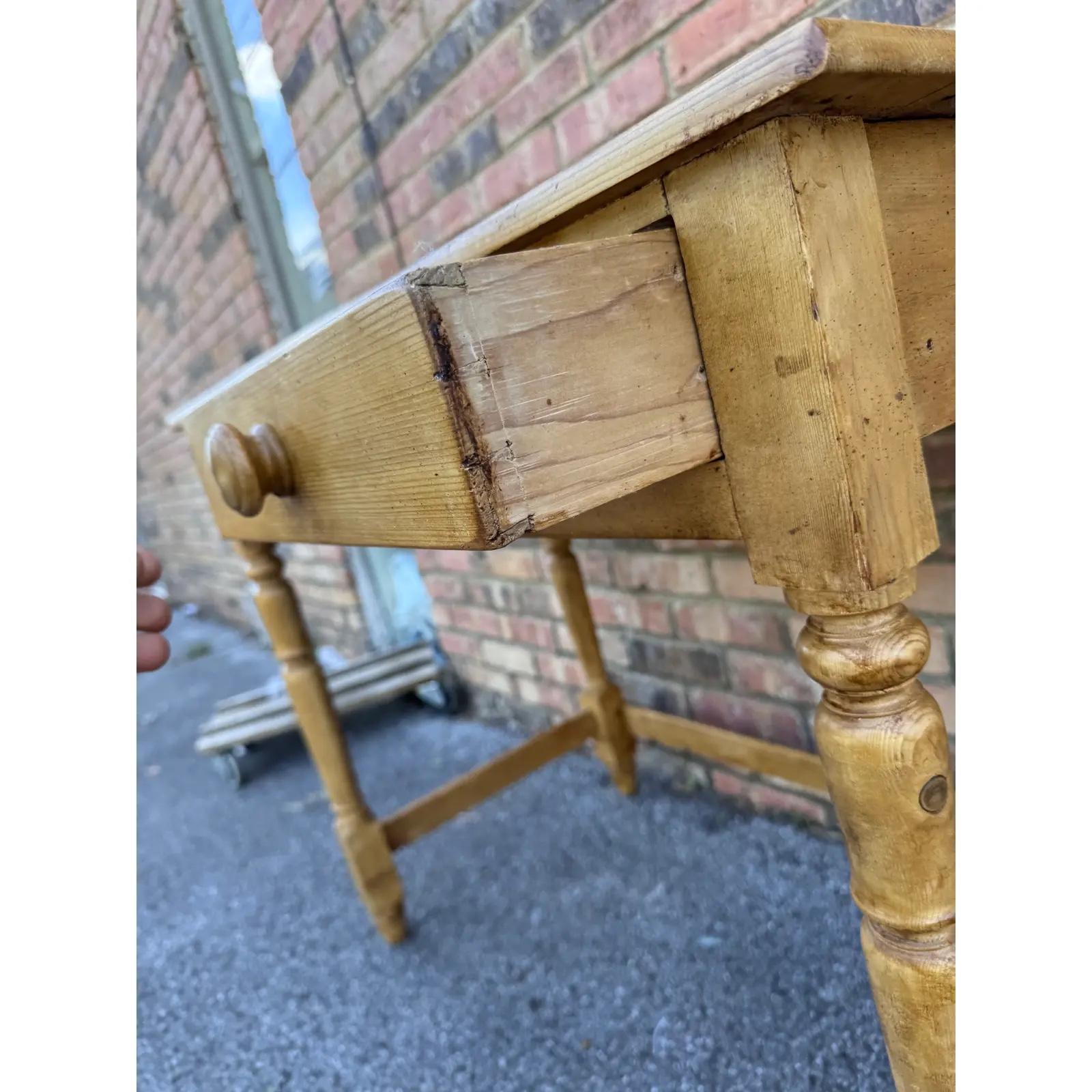 Anglais Bureau/table de chevet en pin anglais du 19e siècle en vente