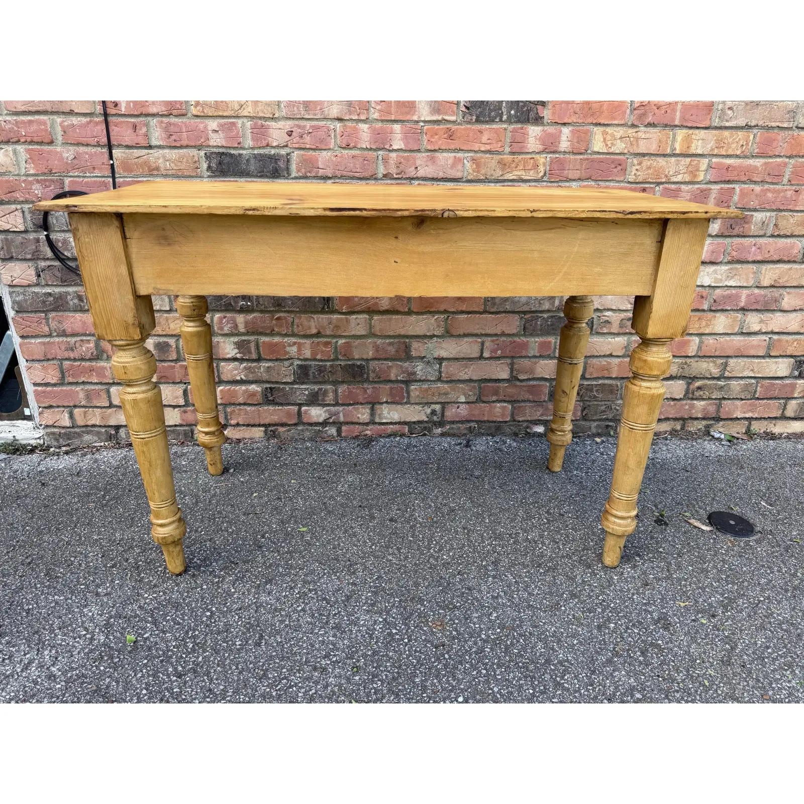 Bureau/table de chevet en pin anglais du 19e siècle Bon état - En vente à Nashville, TN