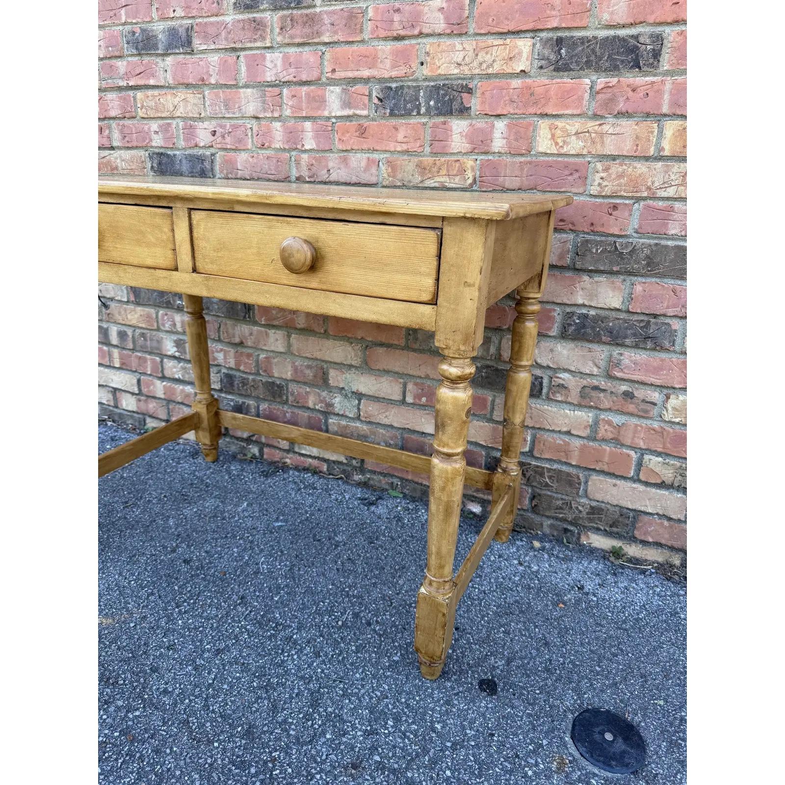Bureau/table de chevet en pin anglais du 19e siècle Bon état - En vente à Nashville, TN