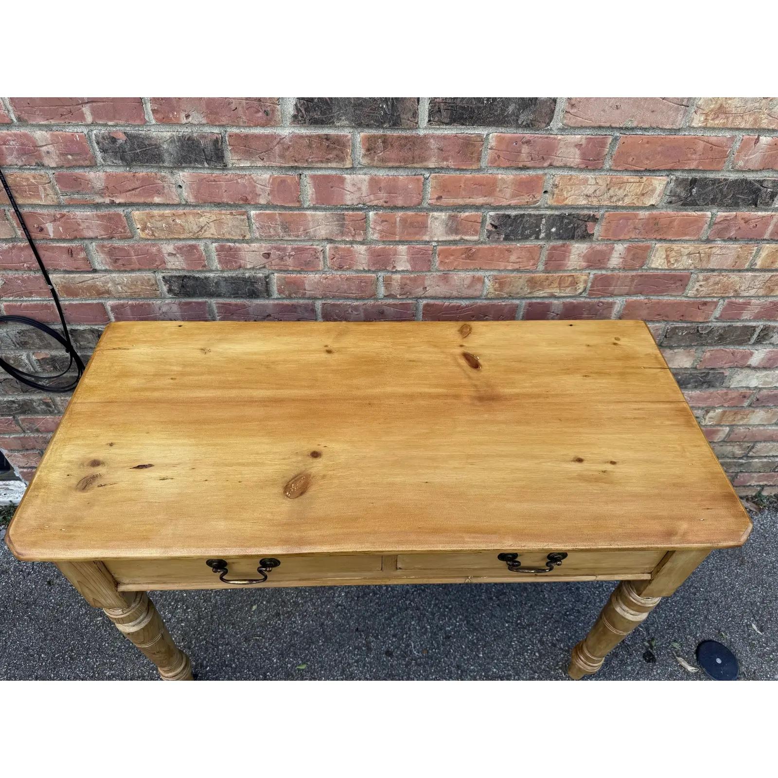 Bureau/table de chevet en pin anglais du 19e siècle en vente 1