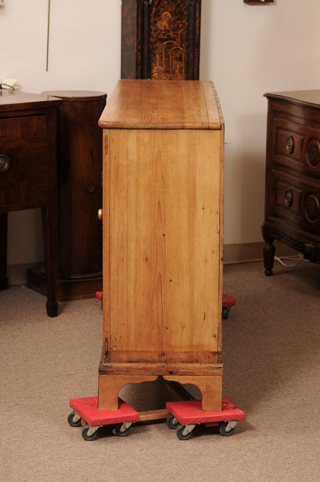 Commode en pin anglais du 19ème siècle avec 2 portes et 3 tiroirs en vente 5